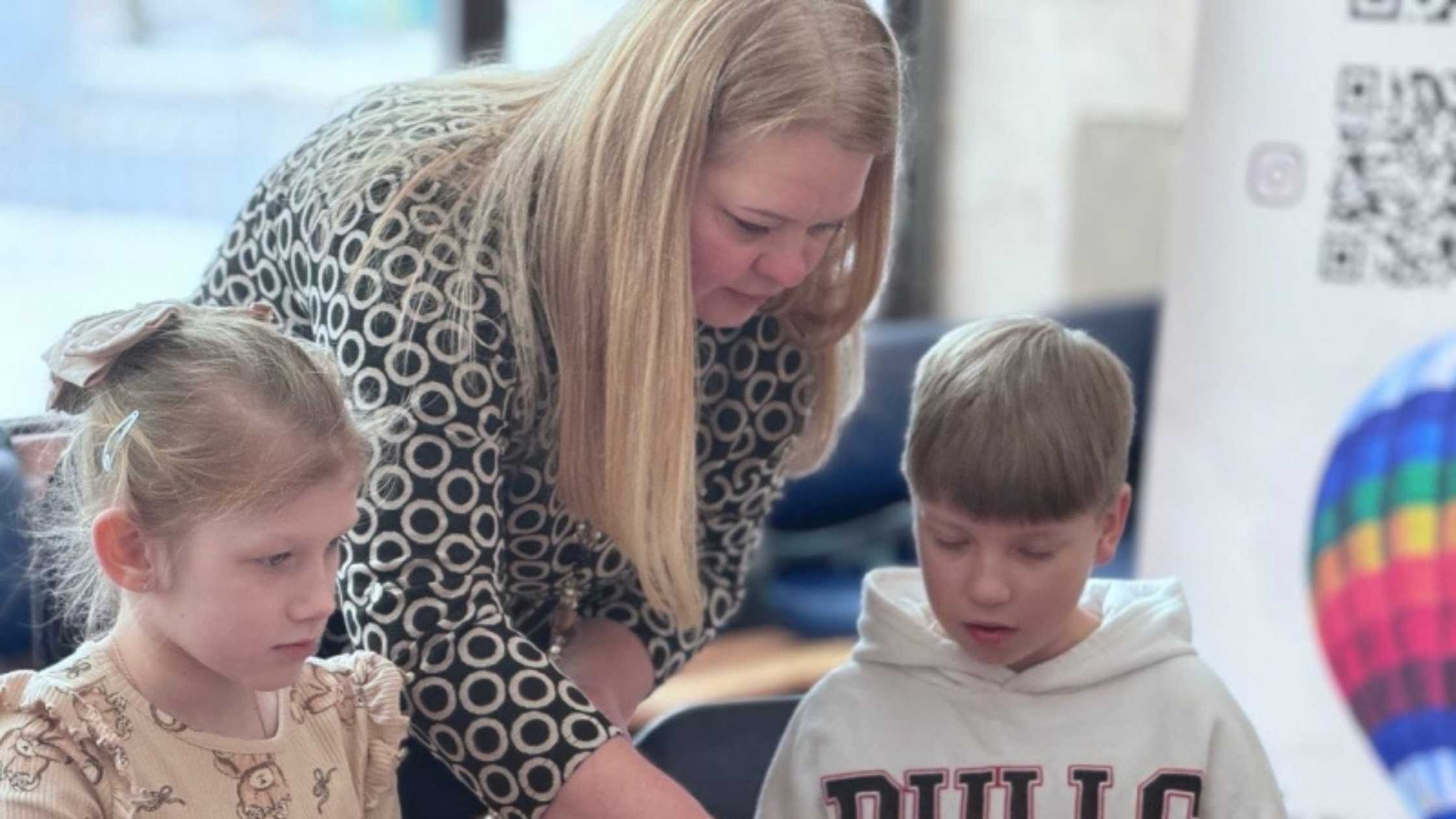 На Вінниччині дітей загиблих військовослужбовців вчили створювати ляльку-мотанку