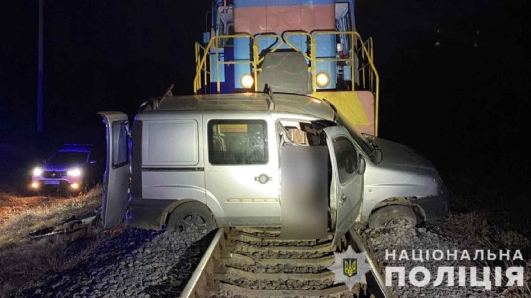 На Вінниччині Fiat виїхав на колію перед тепловозом — водій загинув, пасажирка у лікарні