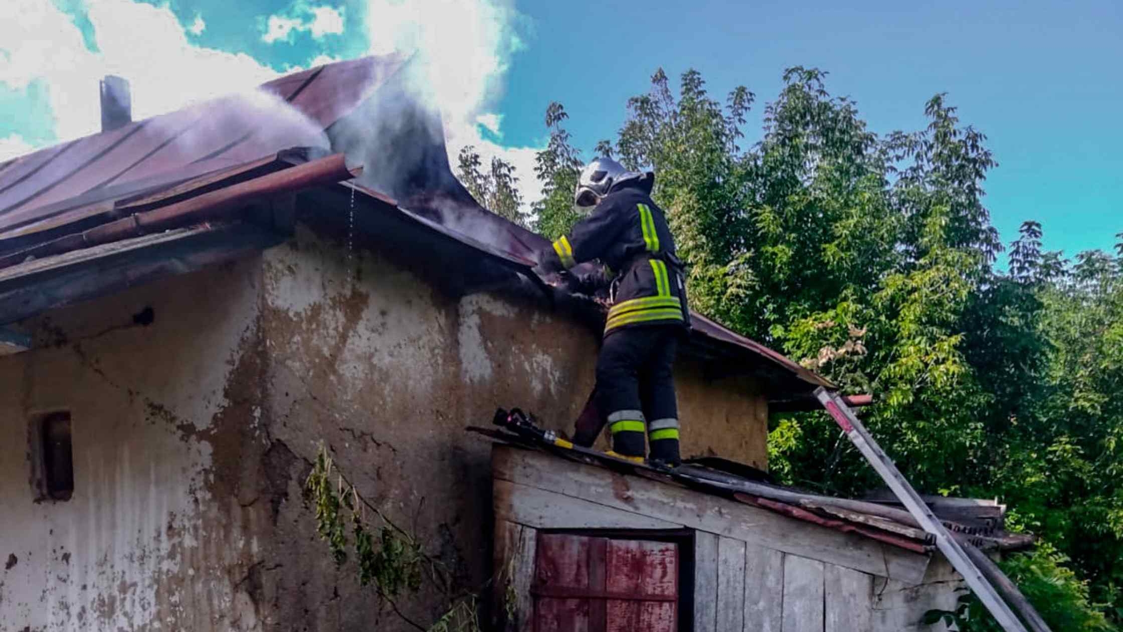 На Вінниччині горіли авто, господарські будівлі та чагарники