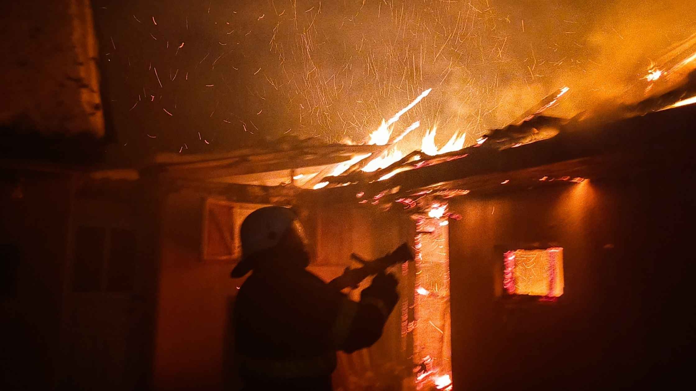 На Вінниччині горіли будинки, господарські споруди та вантажівка