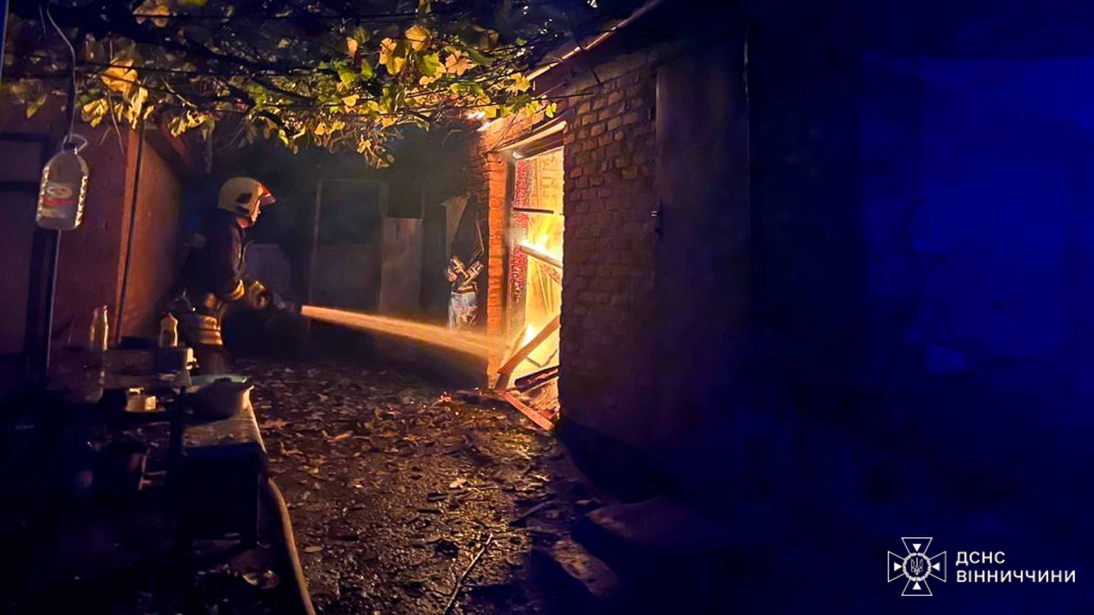 На Вінниччині горіли господарські споруди - рятувальники відреагували оперативно