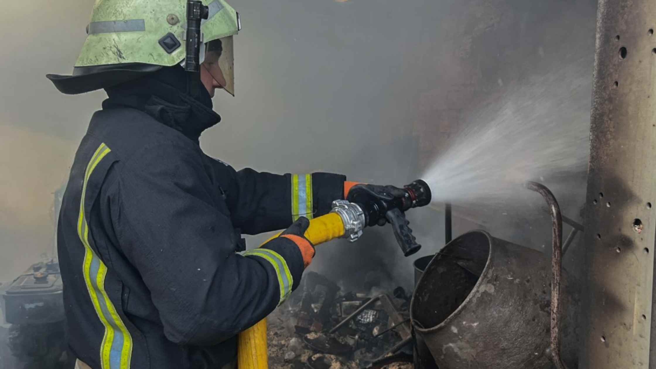На Вінниччині горів гараж і господарські споруди