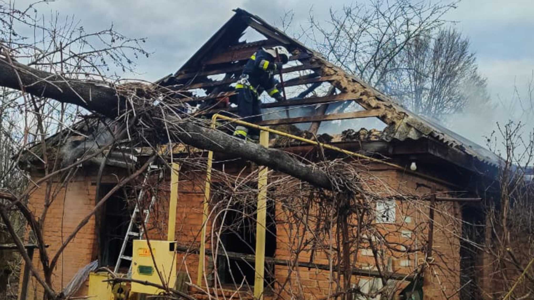 На Вінниччині ліквідували пожежі у двох приватних житлових будинках