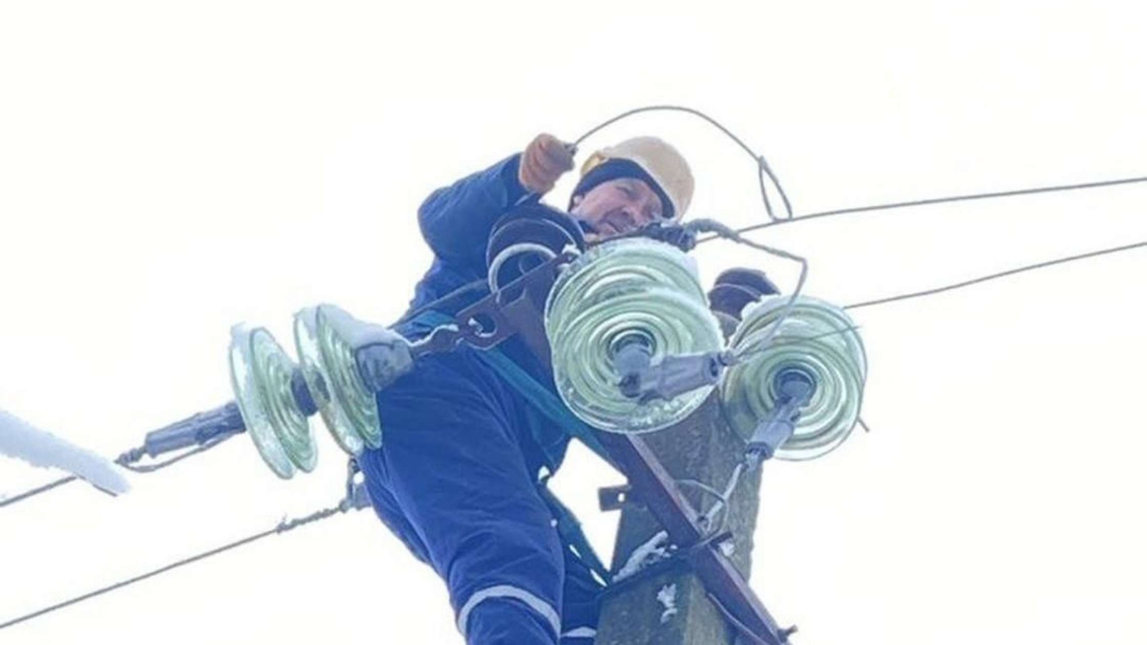 На Вінниччині наслідки обледеніння ліквідовують 123 бригади енергетиків