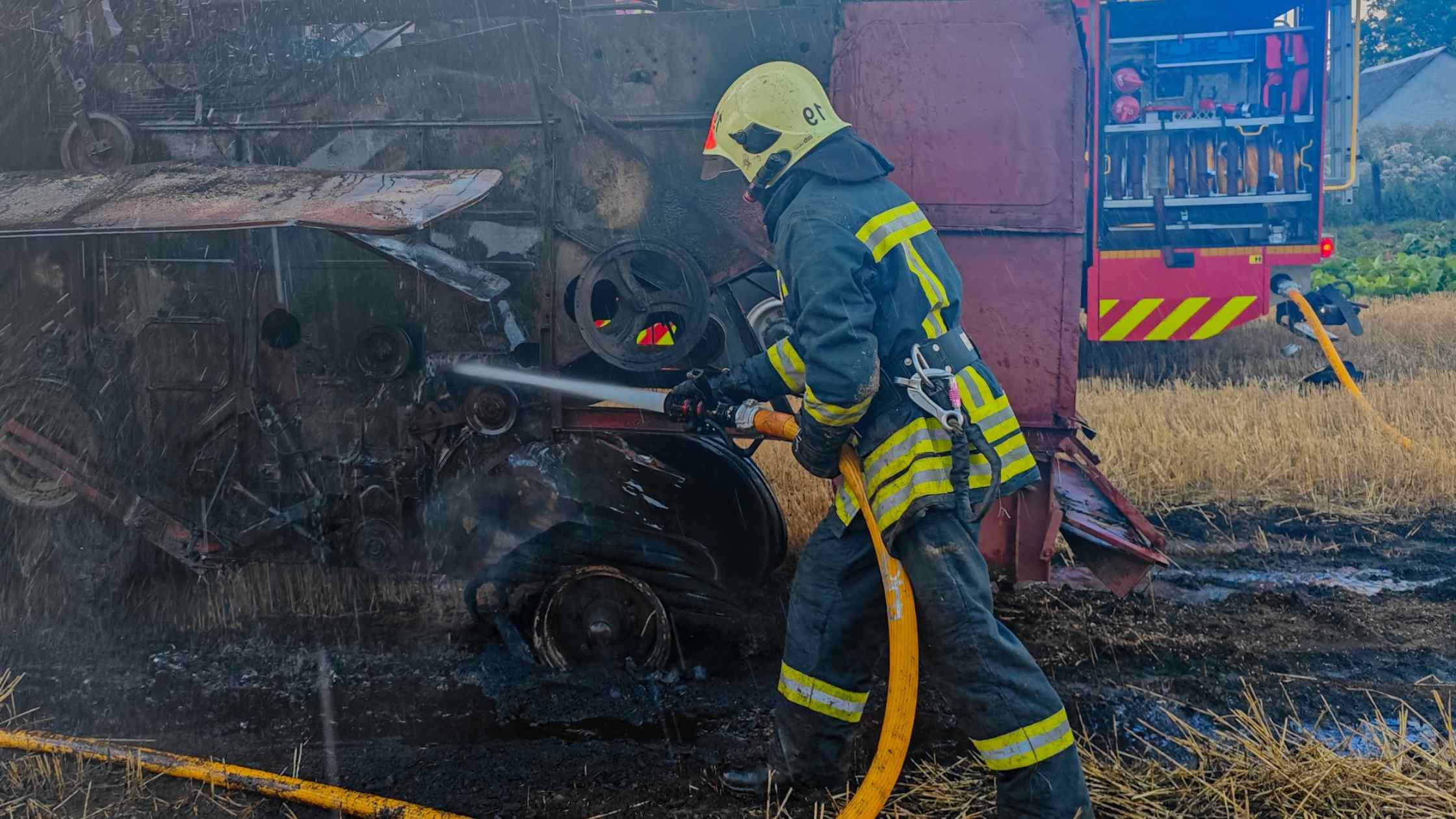 На Вінниччині під час збирання врожаю загорівся комбайн