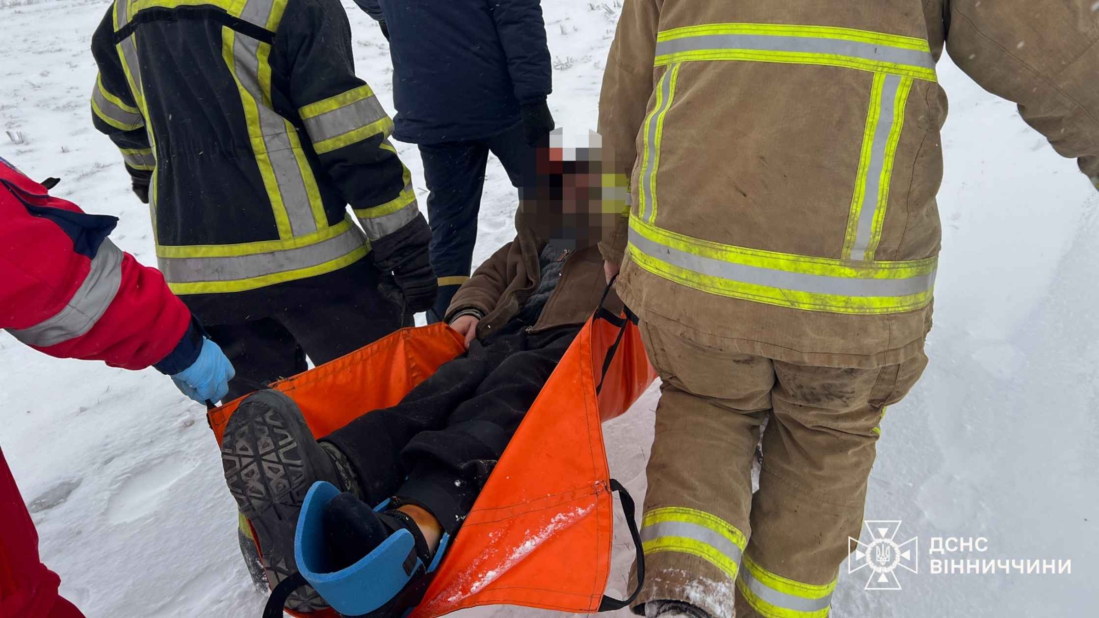 На Вінниччині понад кілометр несли до медиків чоловіка з переламаною кінцівкою