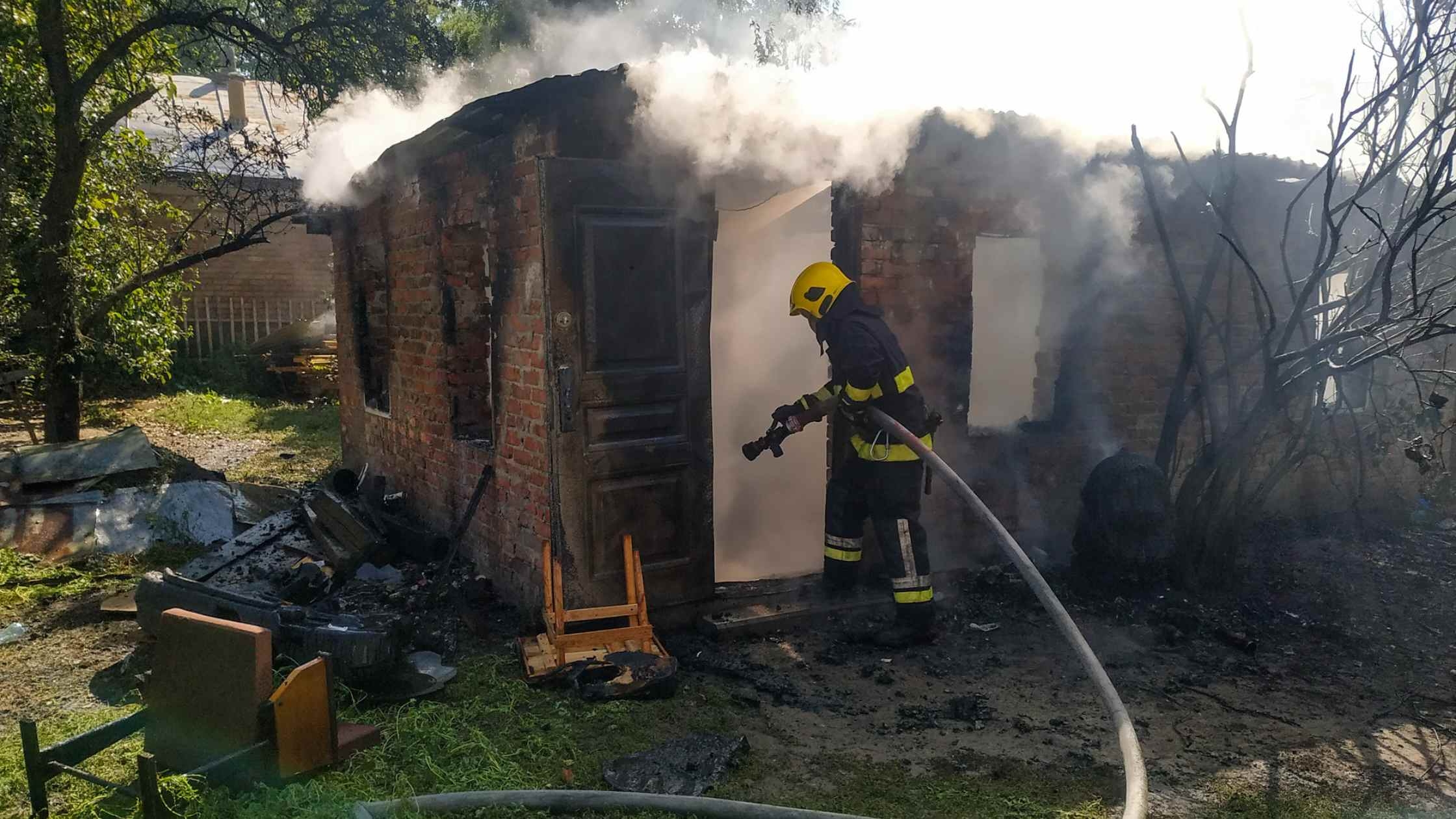 На Вінниччині пожежа знищила в гаражі одне авто й пошкодила інше