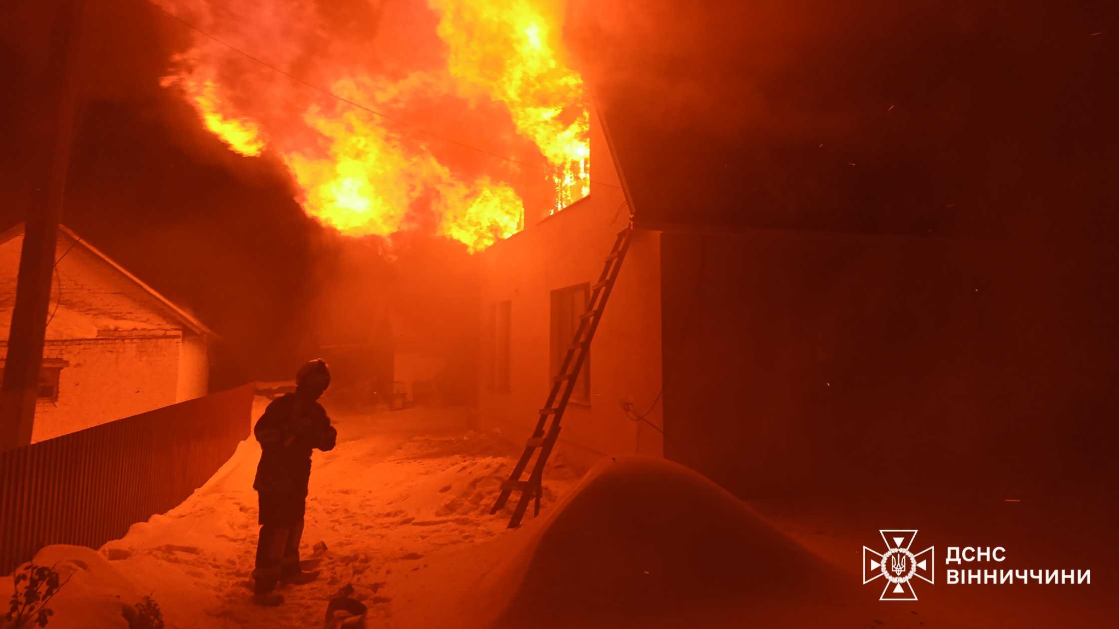 На Вінниччині спалахнув будинок через несправність пічного опалення – травмувався власник помешкання