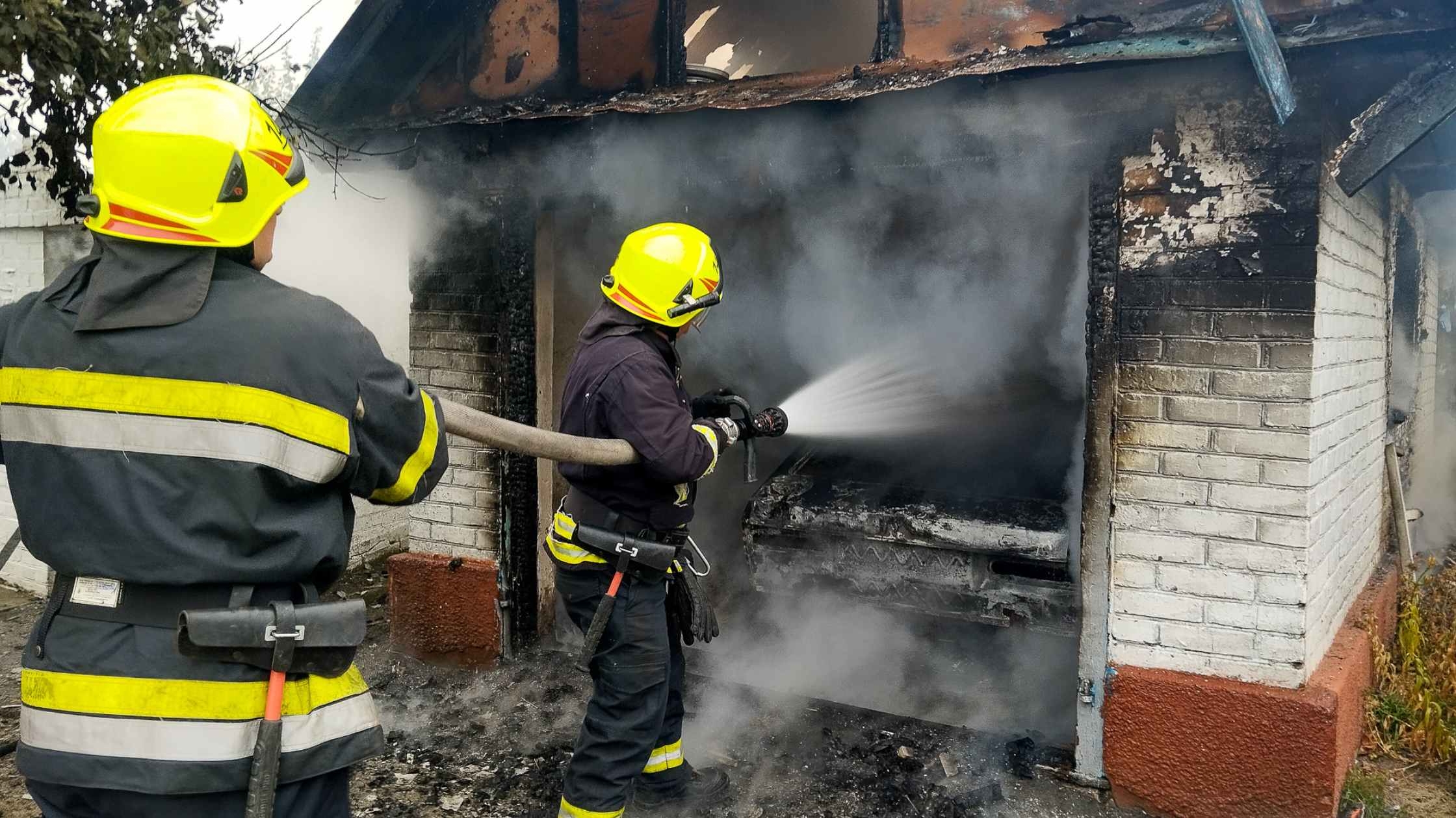 На Вінниччині у гаражі згорів автомобіль