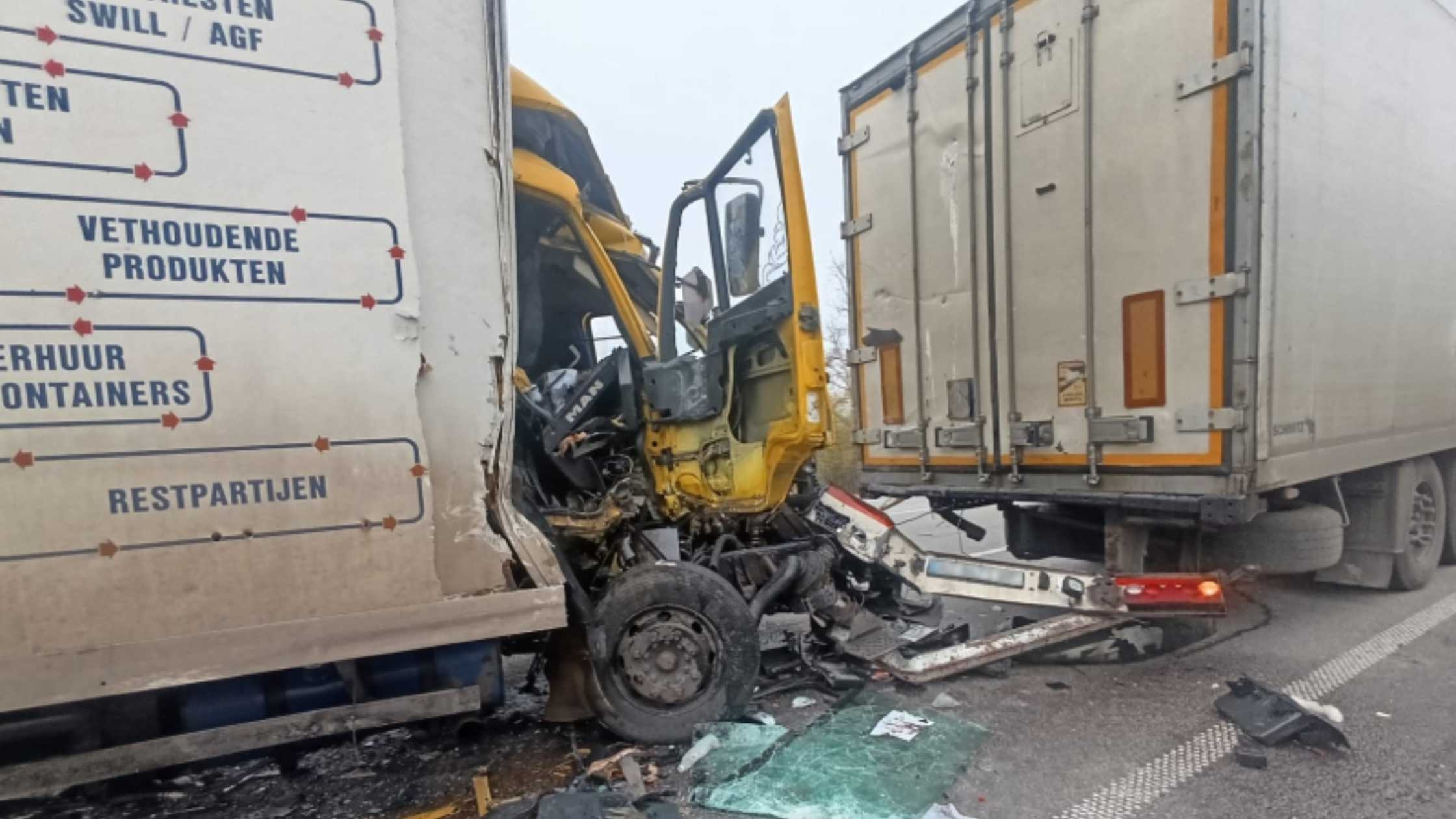 На Вінниччині внаслідок ДТП пасажира затиснуло в кабіні фури 