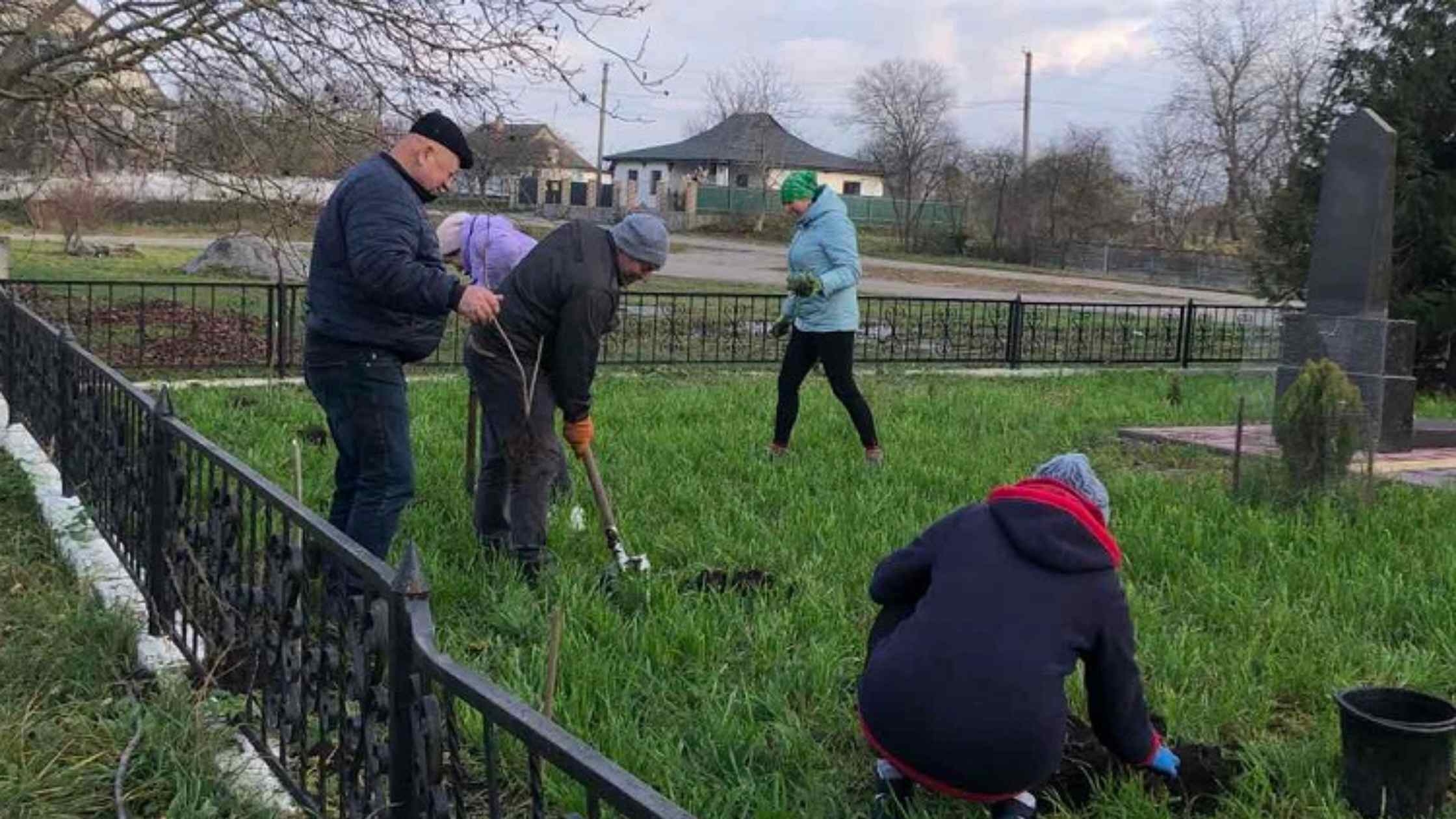 На Вінниччині висадили калинову алею у пам'ять про полеглих воїнів