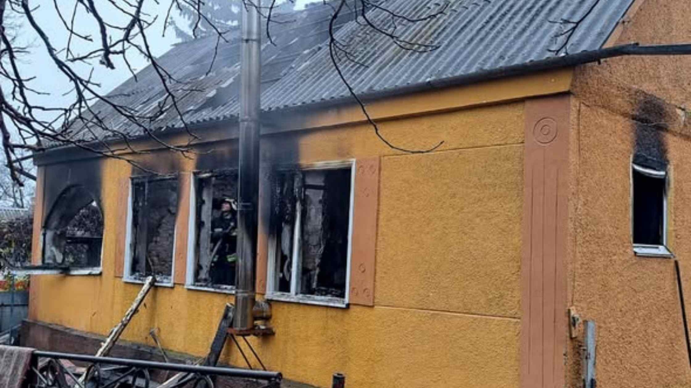 На Вінниччині з задимленого помешкання надзвичайники вивели 40-річну жінку