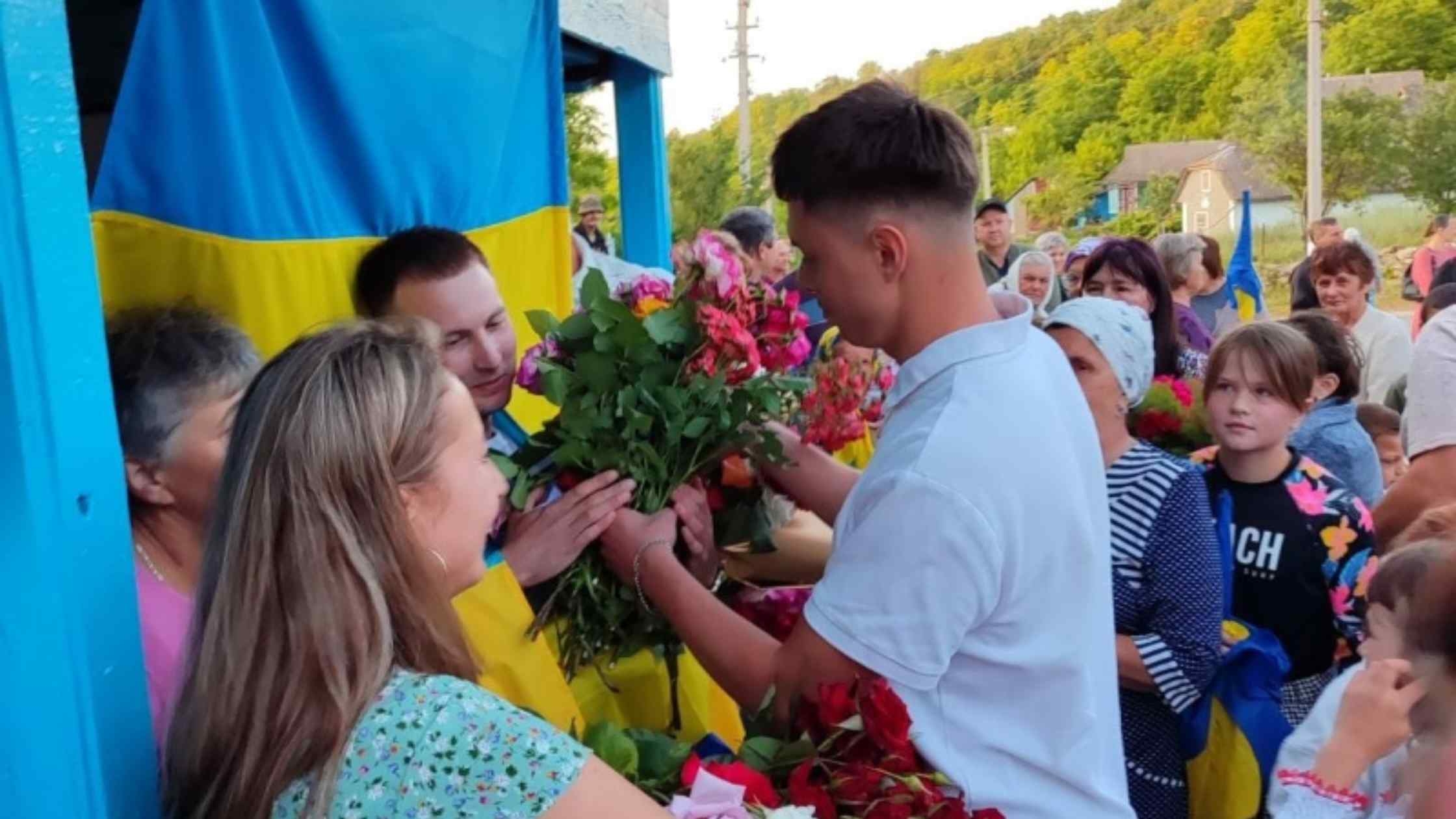 На Вінниччині земляки з квітами зустріли 25-річного захисника, який повернувся з полону