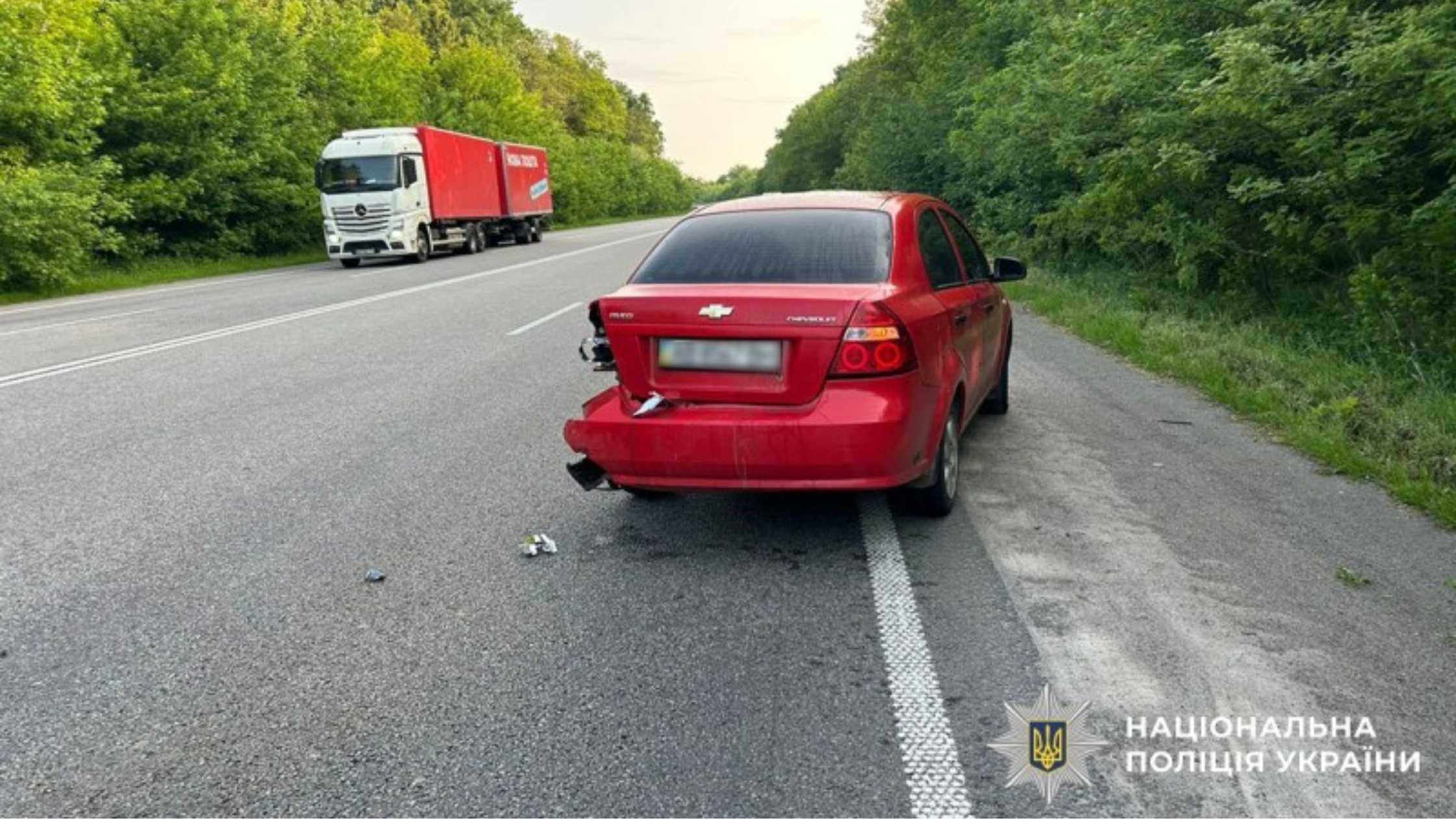 На Вінниччині зіткнулися автомобіль BMW та Chevrolet – одного з водіїв госпіталізували