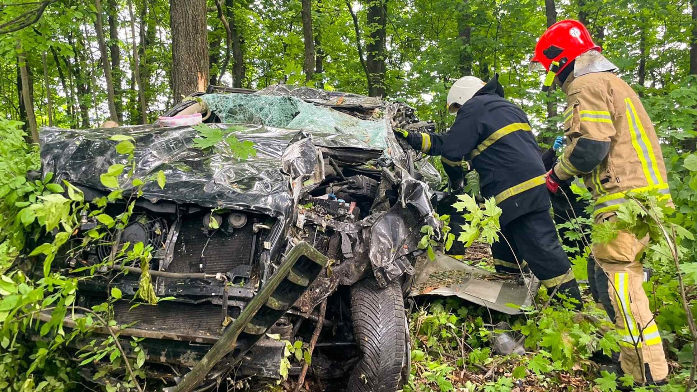 На Вінницькому районі перекинувся позашляховик - водій загинув, пасажирка у лікарні