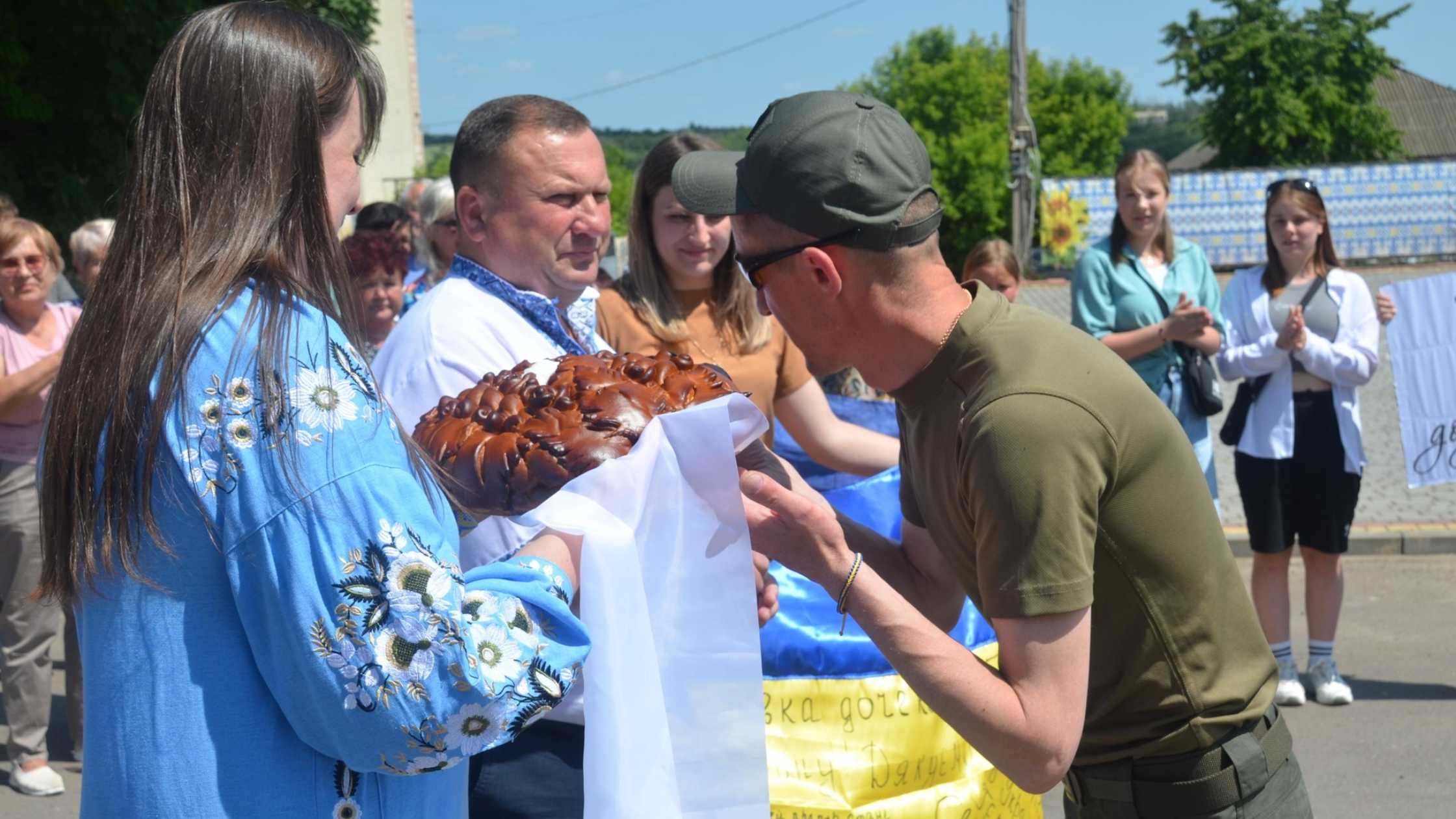 На Ямпільщині зустріли Героя, який повернувся з російського полону