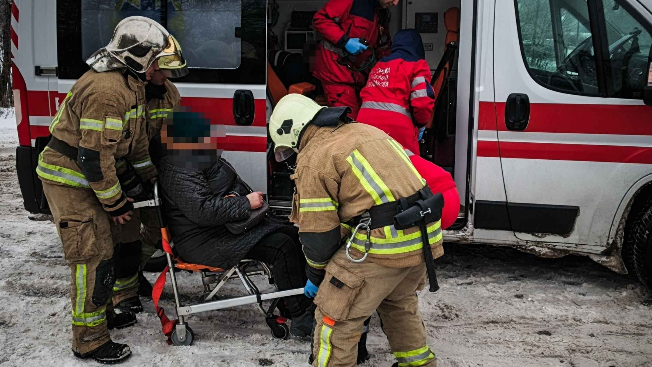 На Жмеринській трасі сталась потрійна ДТП: зіткнулись два легковики та автобус