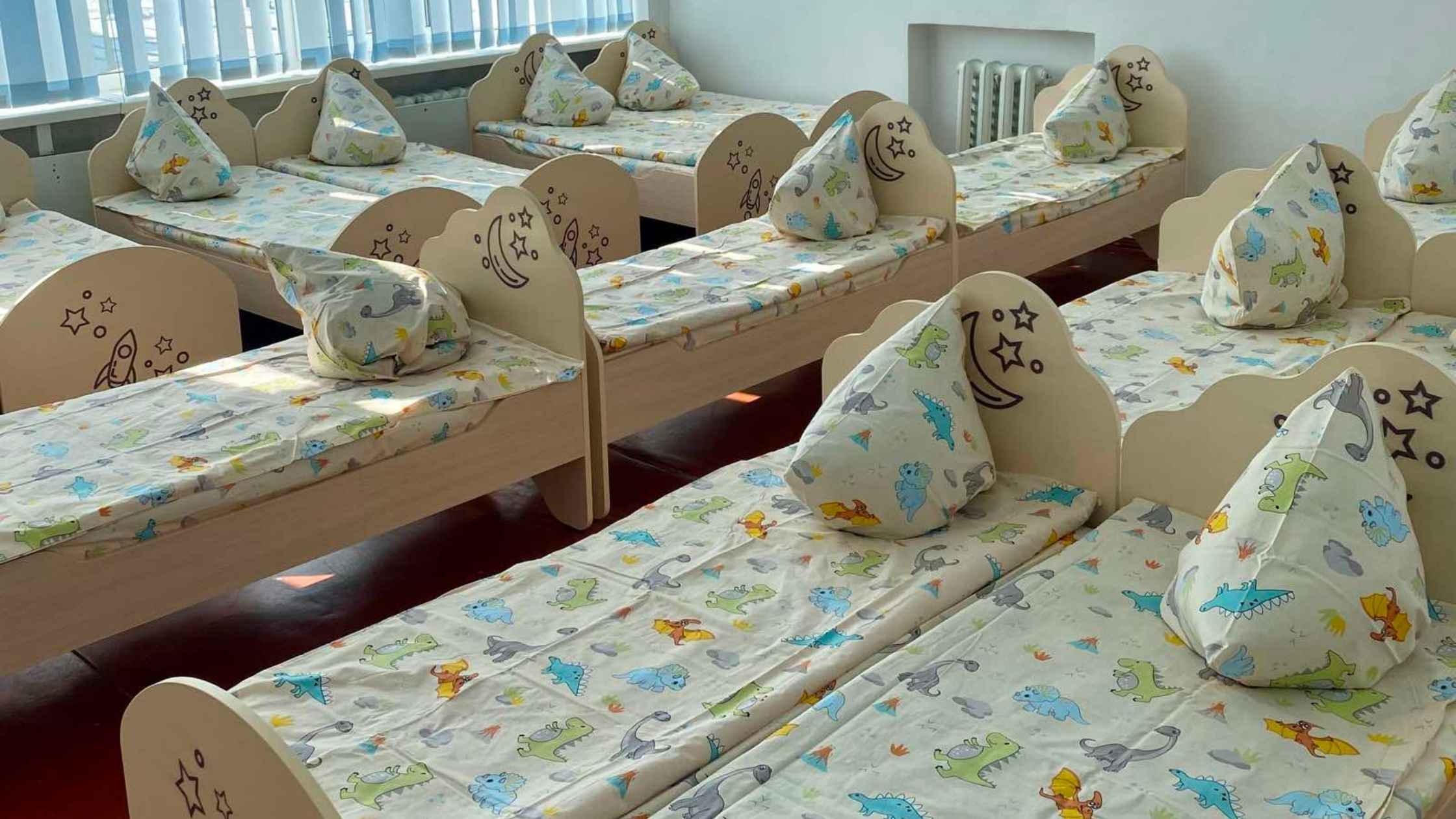 Німецькі благодійники передали 40 дитячих ліжечок вихованцям Калинівського дитсадка