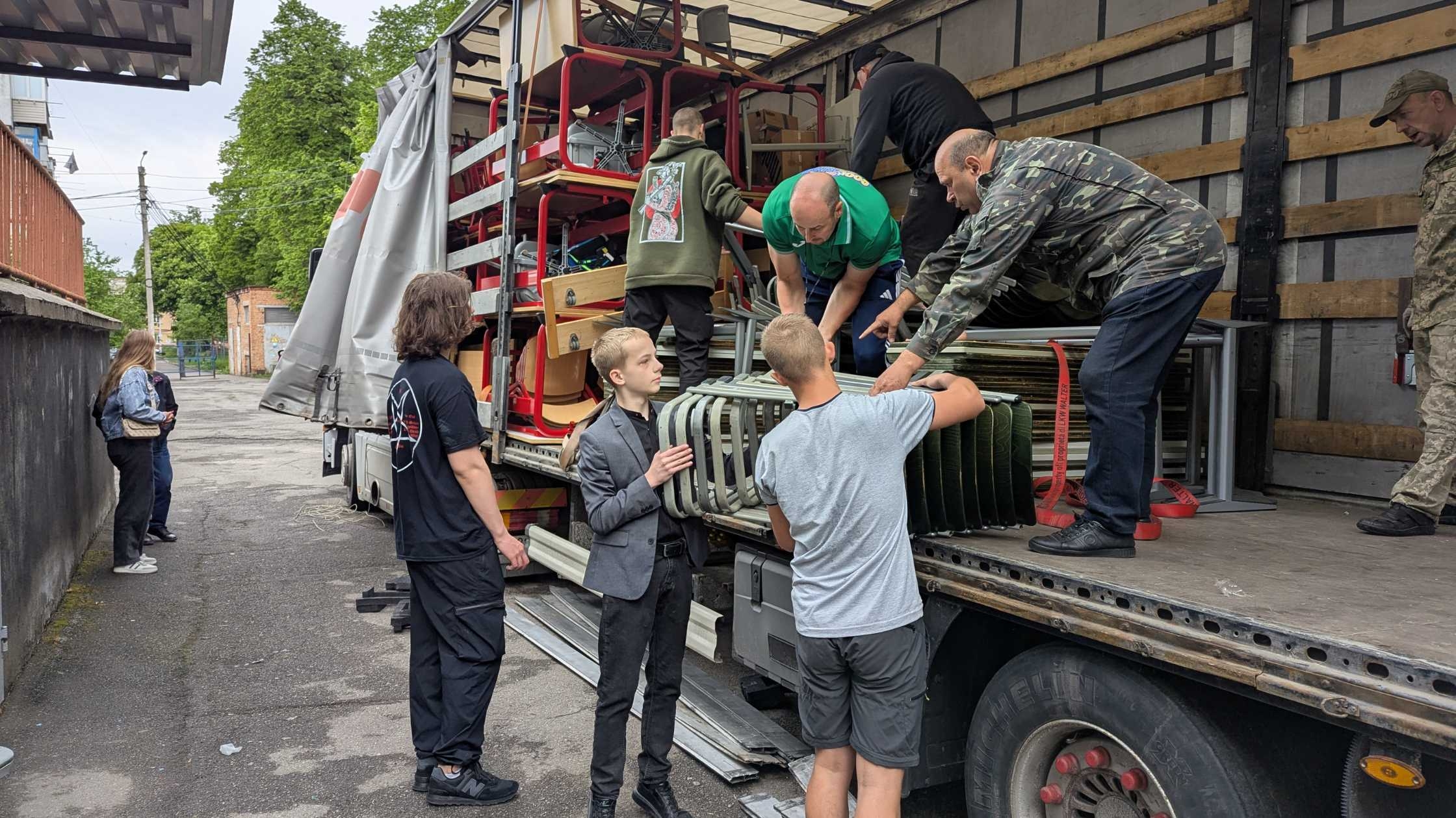 Німецькі благодійники передали меблі та мультимедійне обладнання для шкіл Вінниці