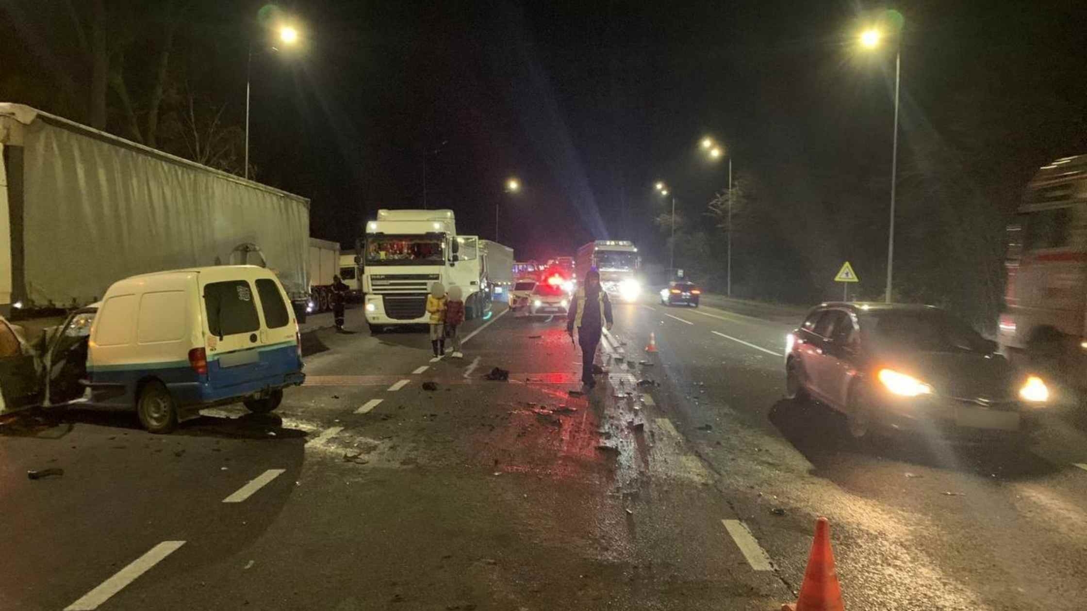 Пасажирка мікроавтобуса загинула у нічній ДТП на Вінниччині