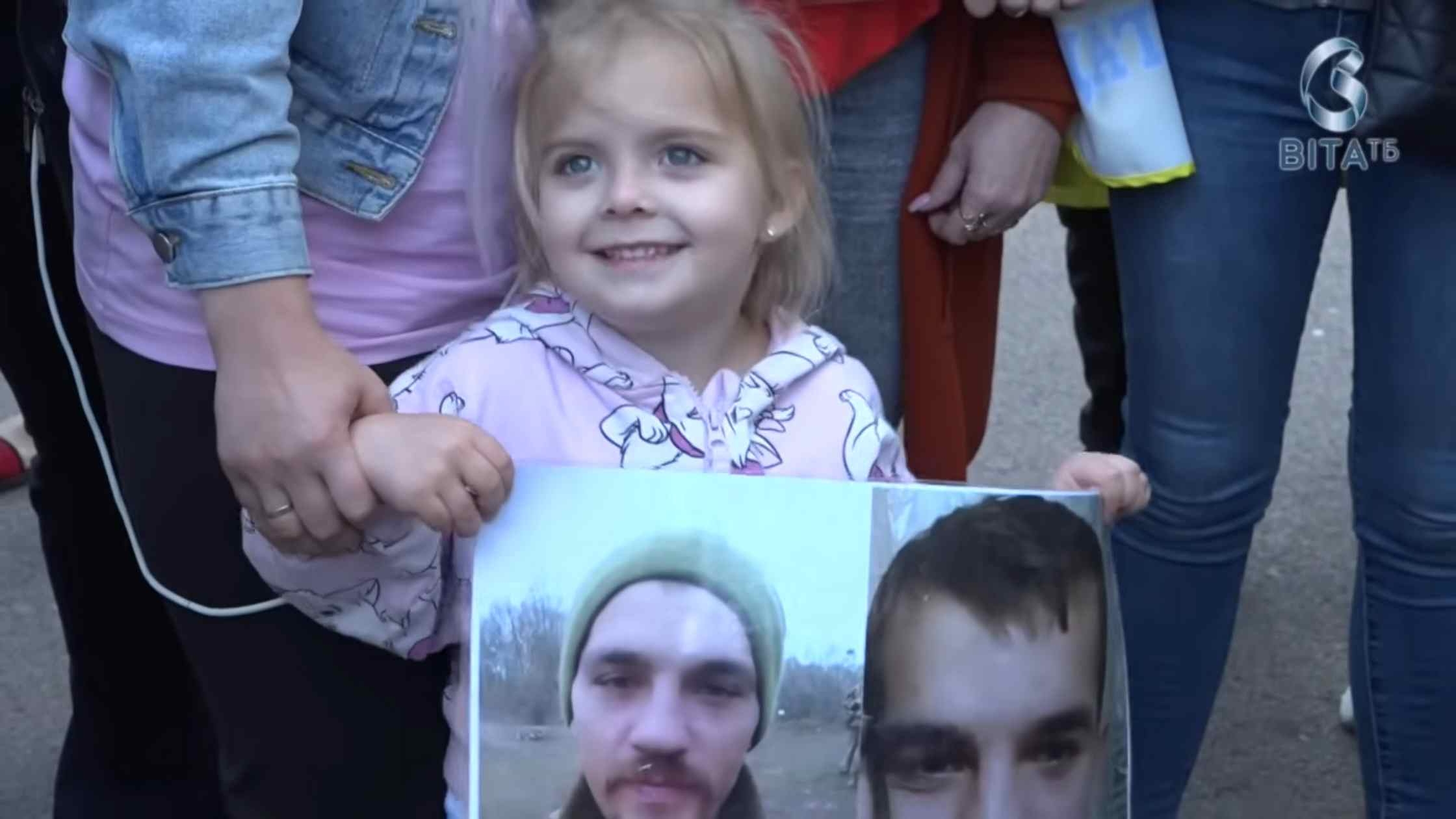 Перші зустрічі з рідними після трьох років розлуки: як зустрічали бійців після полону
