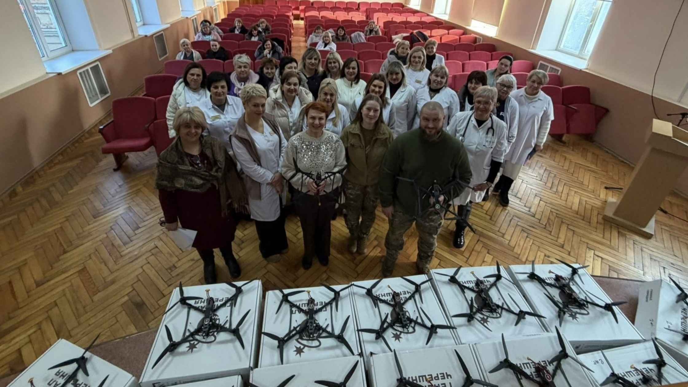 Персонал вінницької лікарні зібрав кошти на 14 fpv-дронів