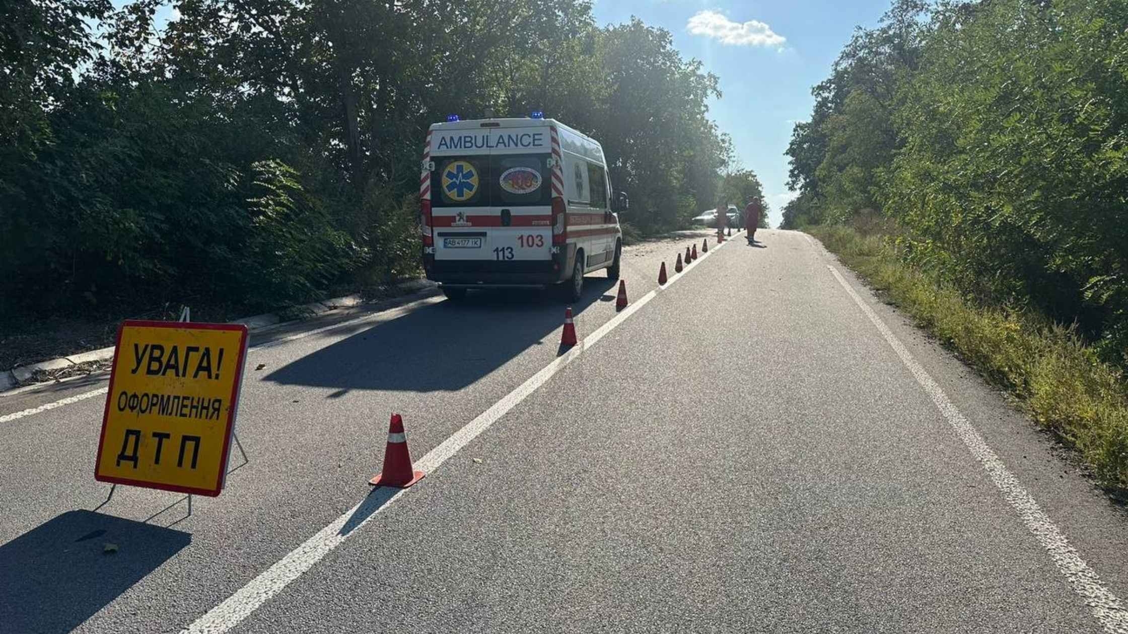 Під Бершаддю Volkswagen в'їхав у дерево - загинули водій і пасажирка