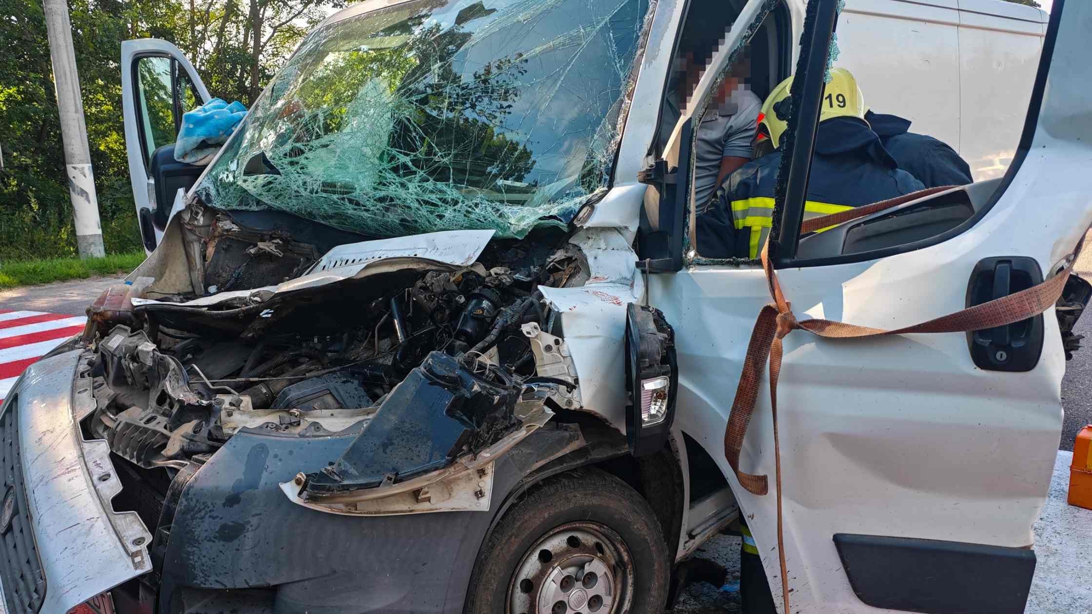 Під Вінницею мікроавтобус зіткнувся з вантажівкою