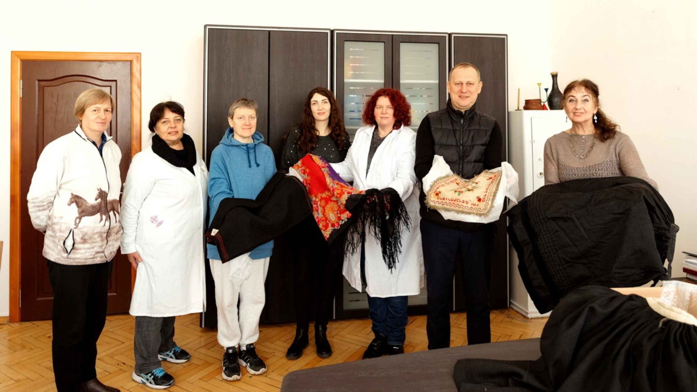 Після реставрації до вінницького музею повернулись унікальні хустки та спідниці