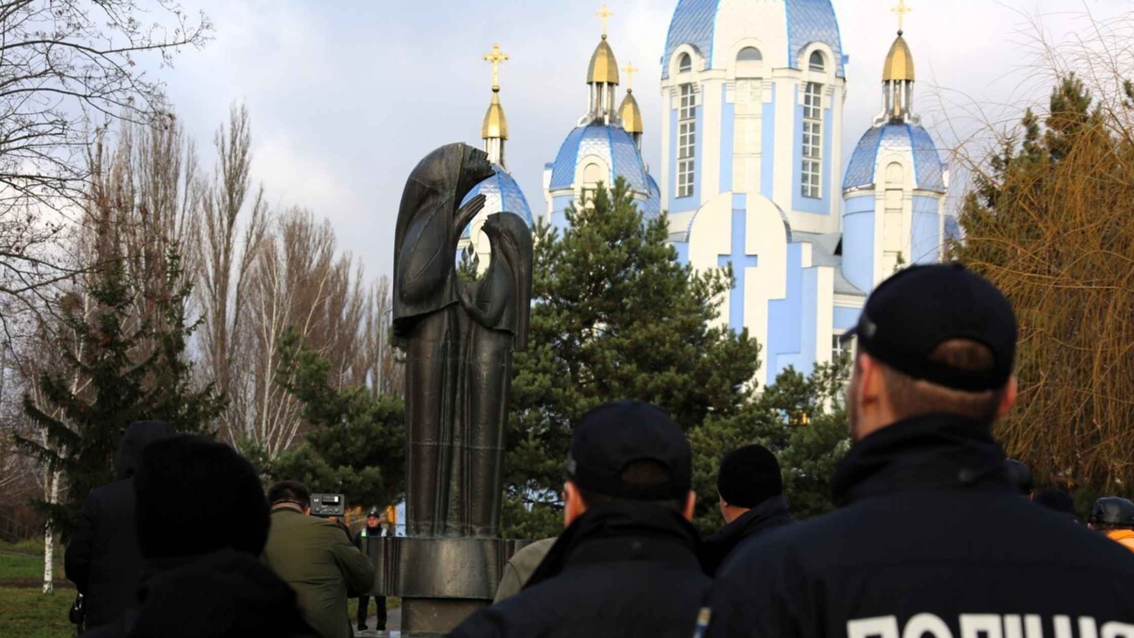 День вшанування учасників ліквідації наслідків аварії на Чорнобильській АЕС: у Вінниці поліцейські долучились до пам’ятного заходу. Про це 13 грудня інформує відділ комунікації поліції Вінницької області. Напередодні Дня вшанування однієї із найбільших техногенних катастроф в історії людства, який щороку відзначається 14 грудня, заступник начальника Вінницького районного управління поліції Сергій Кухарук разом з особовим складом та пенсіонерами й ветеранами обласної ветеранської організації ГО «Асоціація ветеранів МВС України» поклали квіти до меморіалу ліквідаторам та вшанували загиблих хвилиною мовчання. До заходу також долучились представники влади, місцеві жителі та громадськість. 26 квітня 1986 року сталася Чорнобильська катастрофа — аварія на 4-му енергоблоці Чорнобильської АЕС, яка призвела до руйнування реактора, викиду радіоактивних речовин і мала катастрофічні наслідки для довкілля та здоров'я людей. У перші години й дні після інциденту тисячі пожежників, військових, медиків, правоохоронців та спеціалістів були мобілізовані для усунення його наслідків. Вони працювали в умовах надвисокого радіаційного фону, стримували поширення радіоактивного забруднення та робили все можливе, щоб убезпечити людей і території. Дата 14 грудня обрана невипадково. Саме цього дня у 1986 році офіційно завершили будівництво саркофага над зруйнованим четвертим енергоблоком — основної захисної споруди, яка зупинила подальше вивільнення радіації. Тому ця дата стала символом вшанування мужності та самопожертви тих, хто брав участь у ліквідаційних роботах.