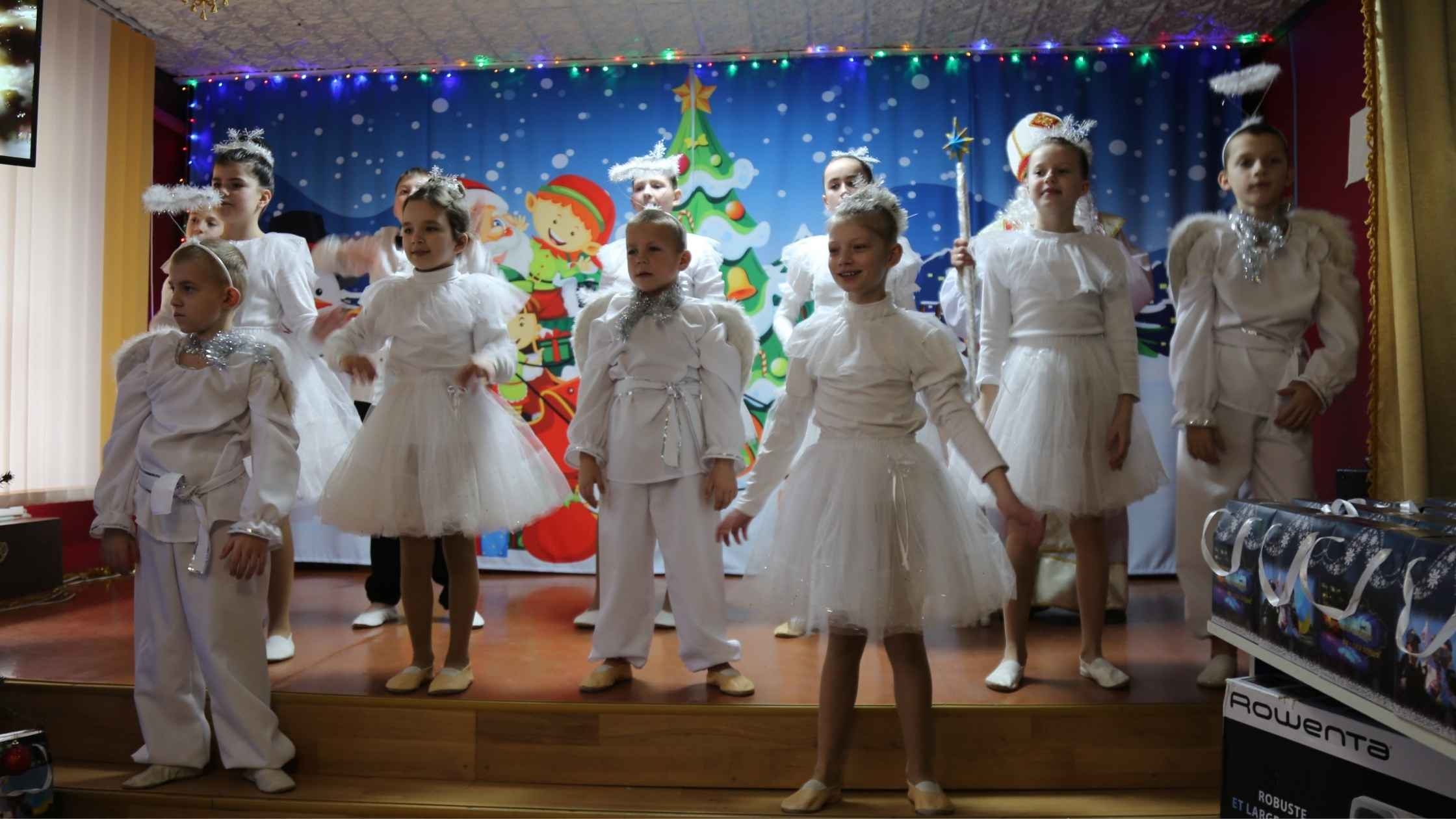 Поліцейські Вінниччини прийшли подарунками до вихованців Прибузької спецшколи