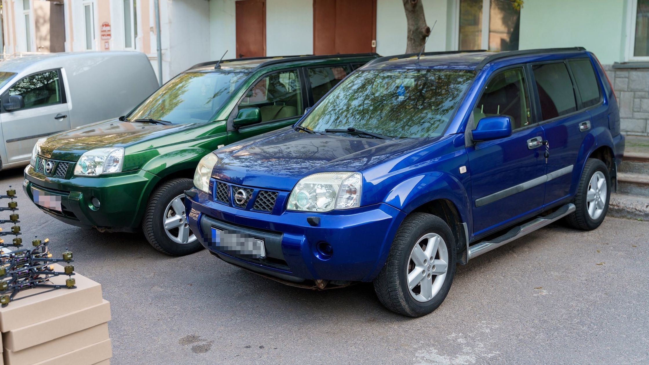 Повнопривідні автівки та 150 FPV-дронів передала Вінниця захисникам на Харківський напрямок