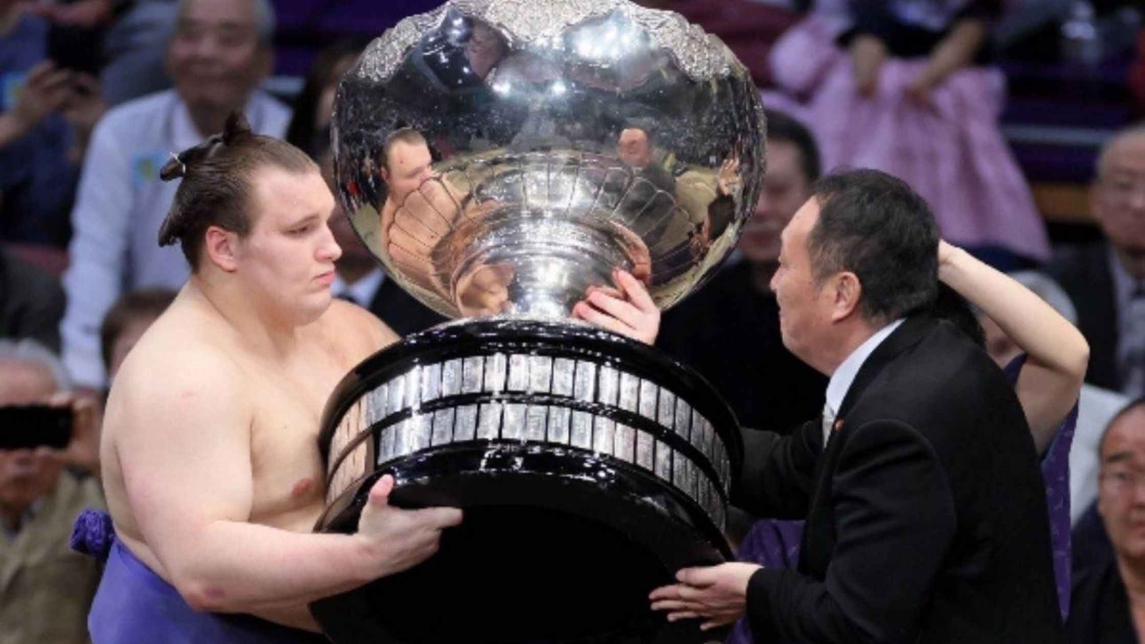 Прем'єрка Японії не змогла вручити головний трофей вінницькому сумоїсту