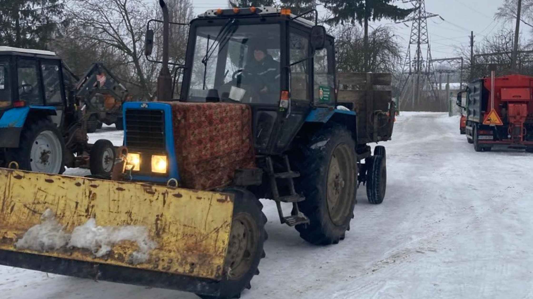 Прибирає сніг і перевозить вантажі: вінничанка Оксана Рихлюк сіла за кермо трактора