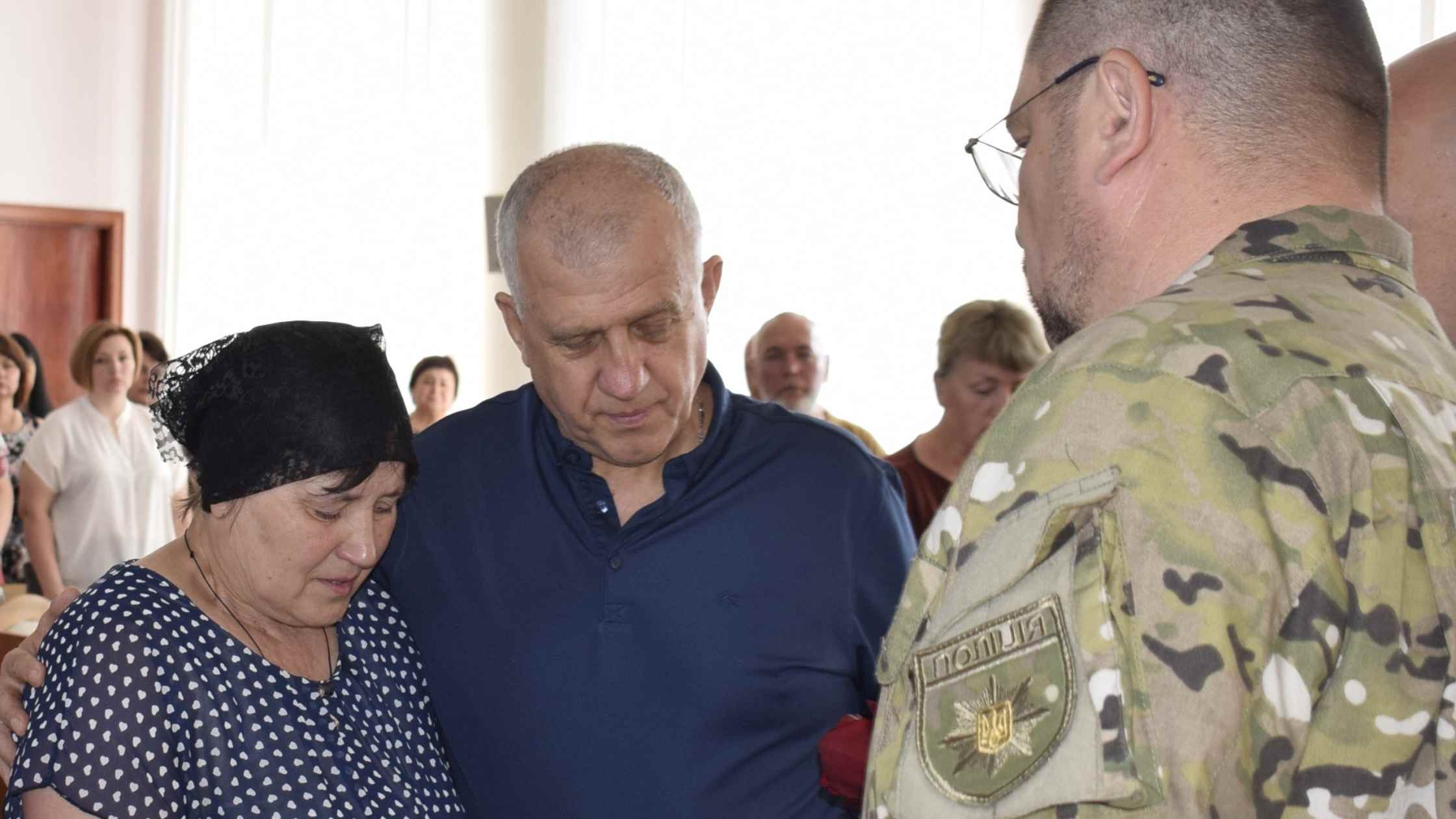 Родина загиблого поліцейського штурмового полку «Цунамі» отримала посмертний орден Героя