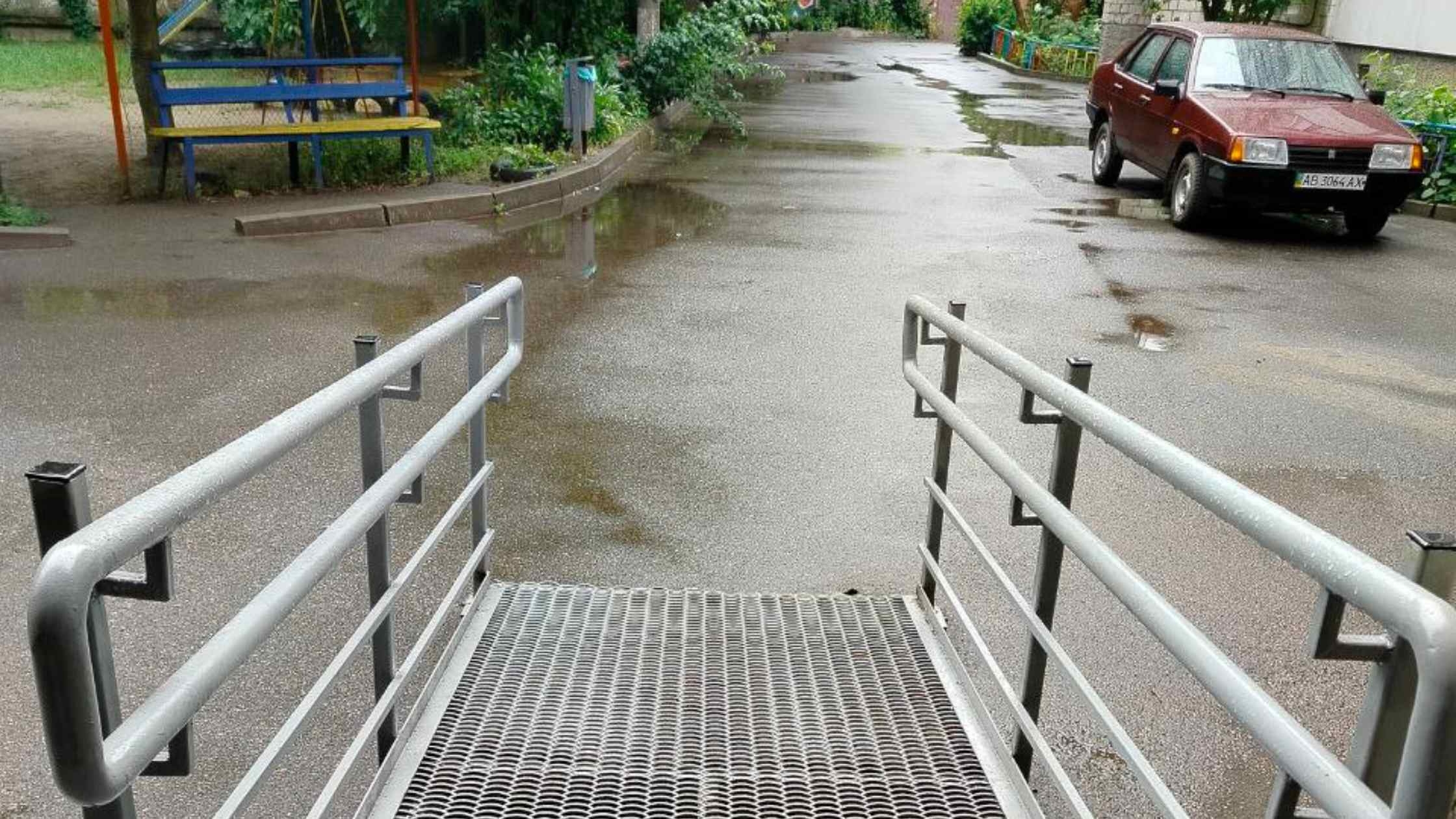 Ще біля двох вінницьких багатоповерхівок встановили пандуси