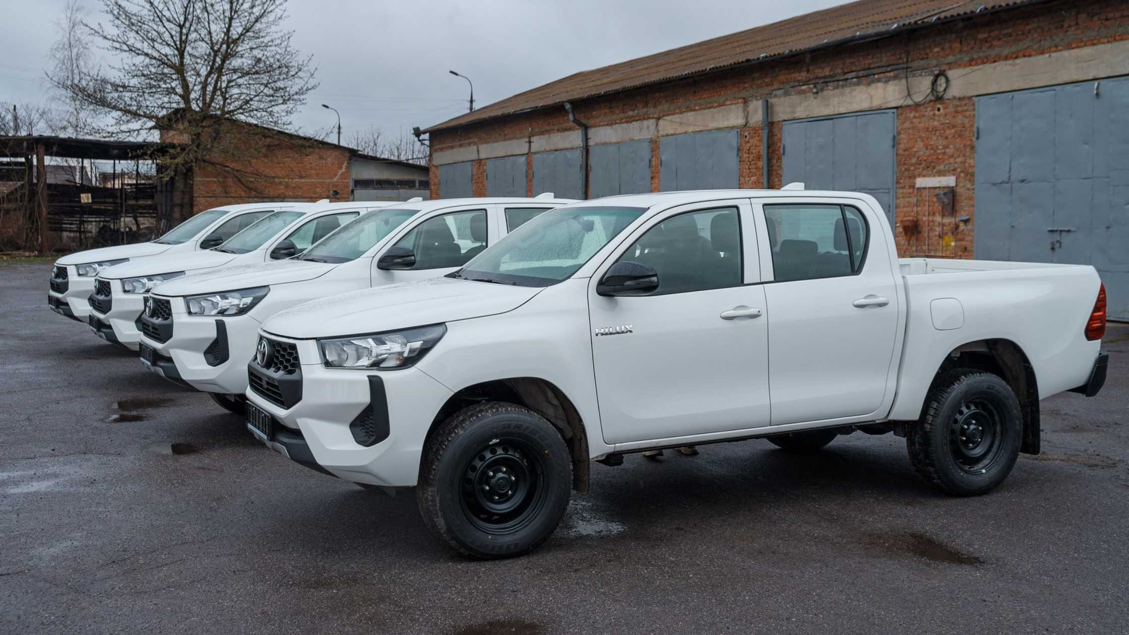 Ще чотири пікапи для евакуації та логістики передала Вінниця захисникам