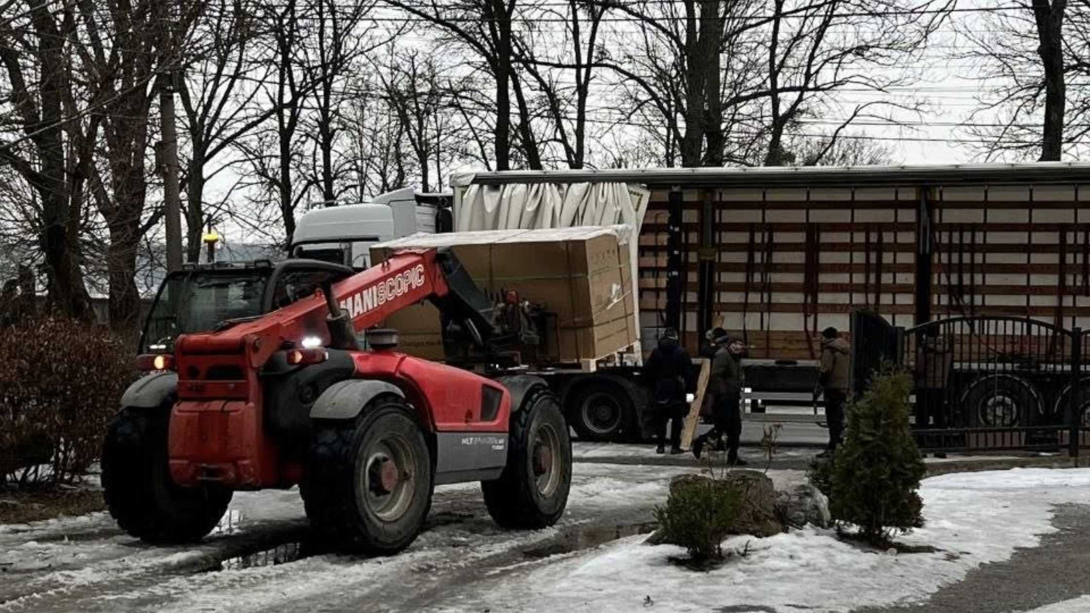 Сонячну електростанцію встановлюють на даху хірургічного корпусу Тульчинської лікарні