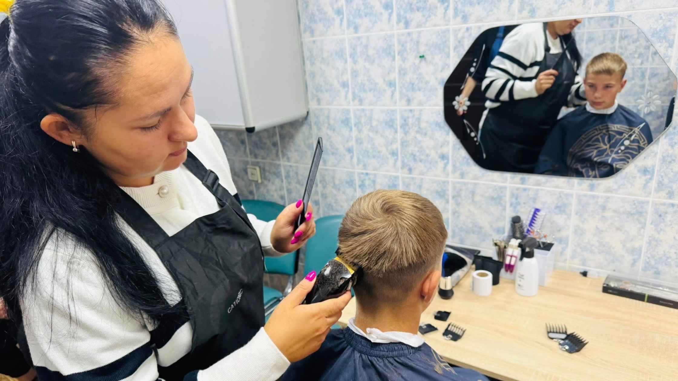 Соціальну перукарню відвідали вінницькі першокласники з родин вразливих категорій