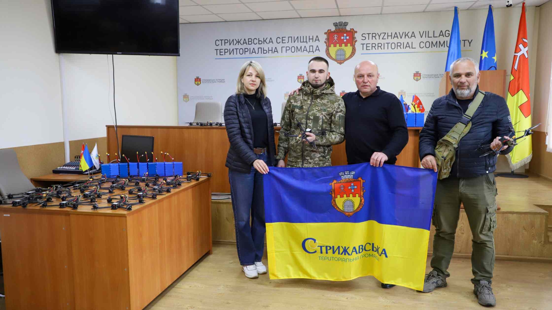 Стрижавська громада передала 20 FPV-дронів для воїна-земляка
