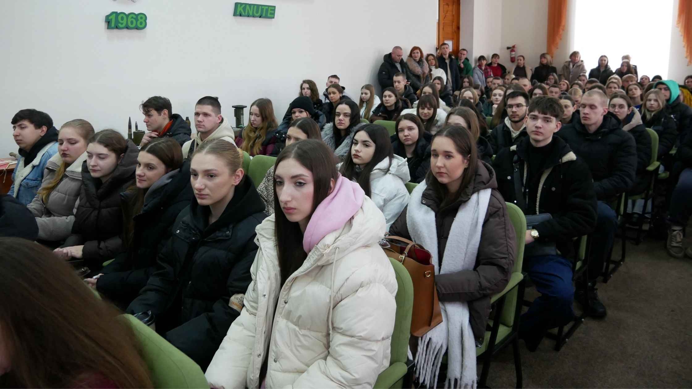 Студентам ще одного вишу Вінниці презентували курс підготовки до національного спротиву