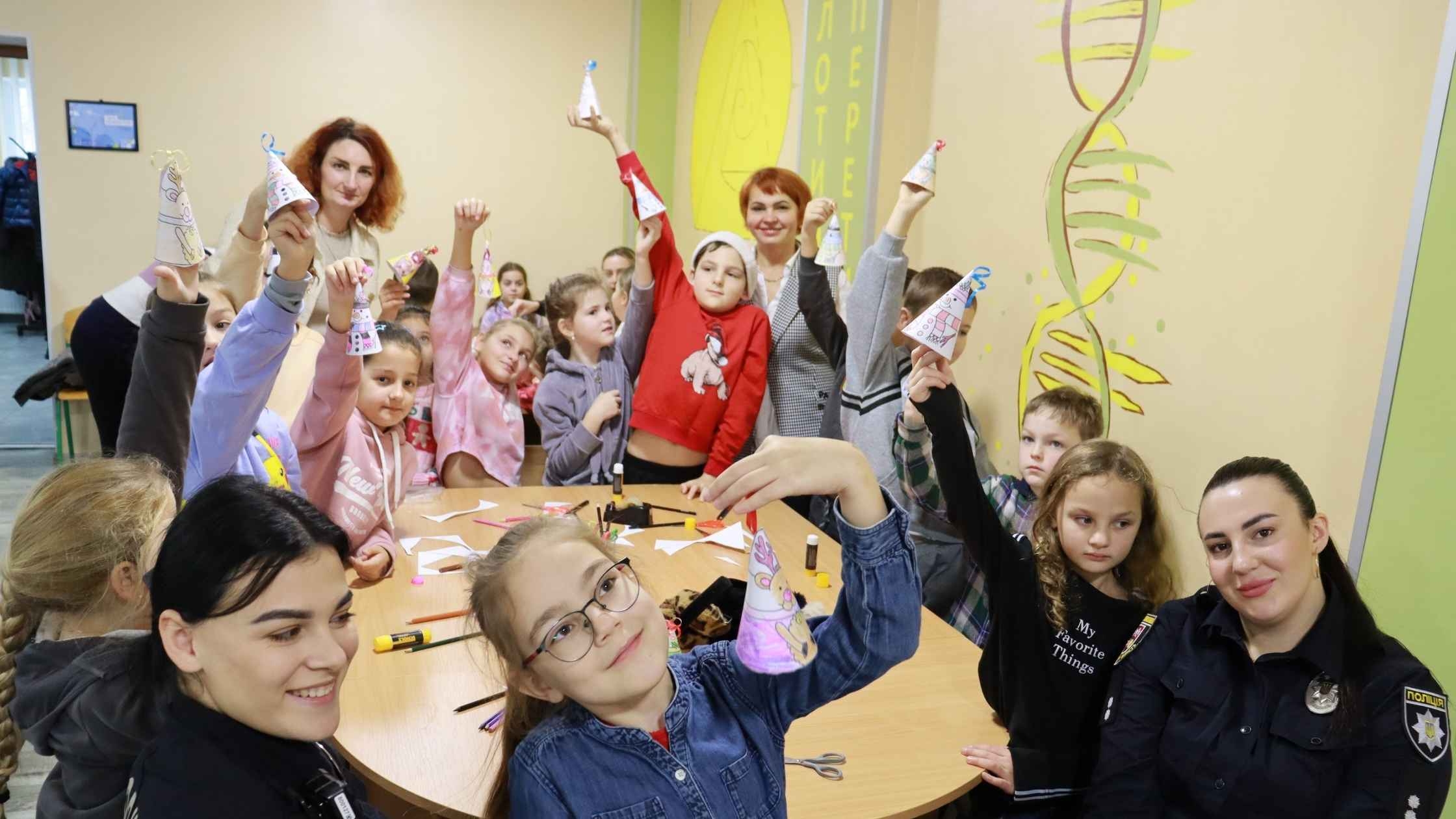 Святий Миколай та правоохоронці привітали калинівських школярів