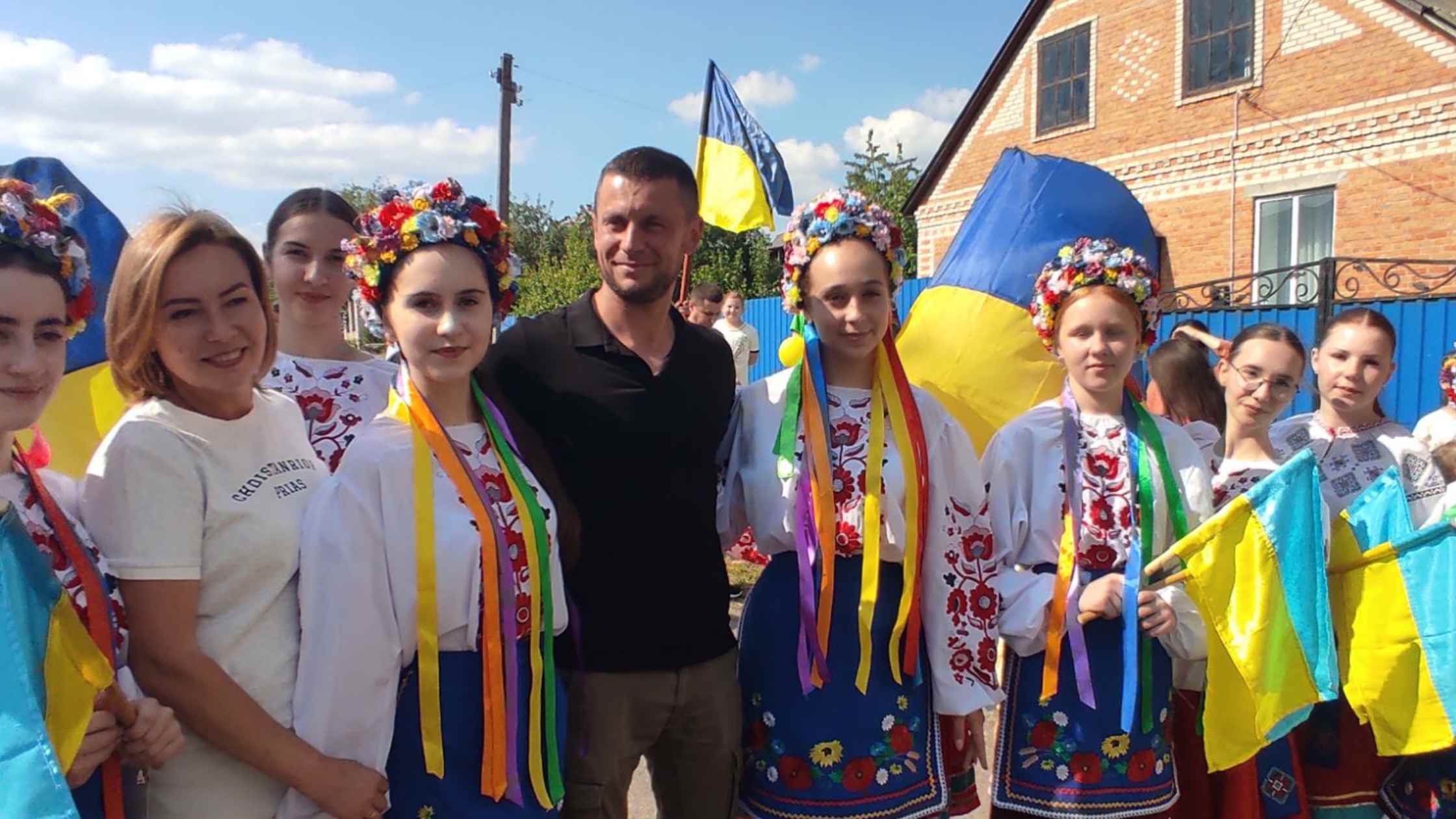 Теплицька громада з радістю зустріла земляка, який повернувся з полону