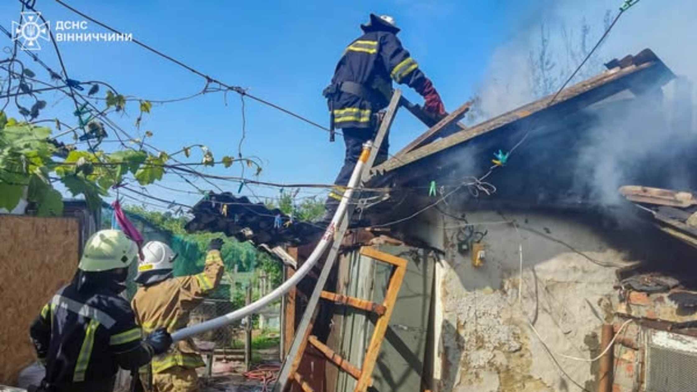 У Барській громаді горів дах господарської будівлі