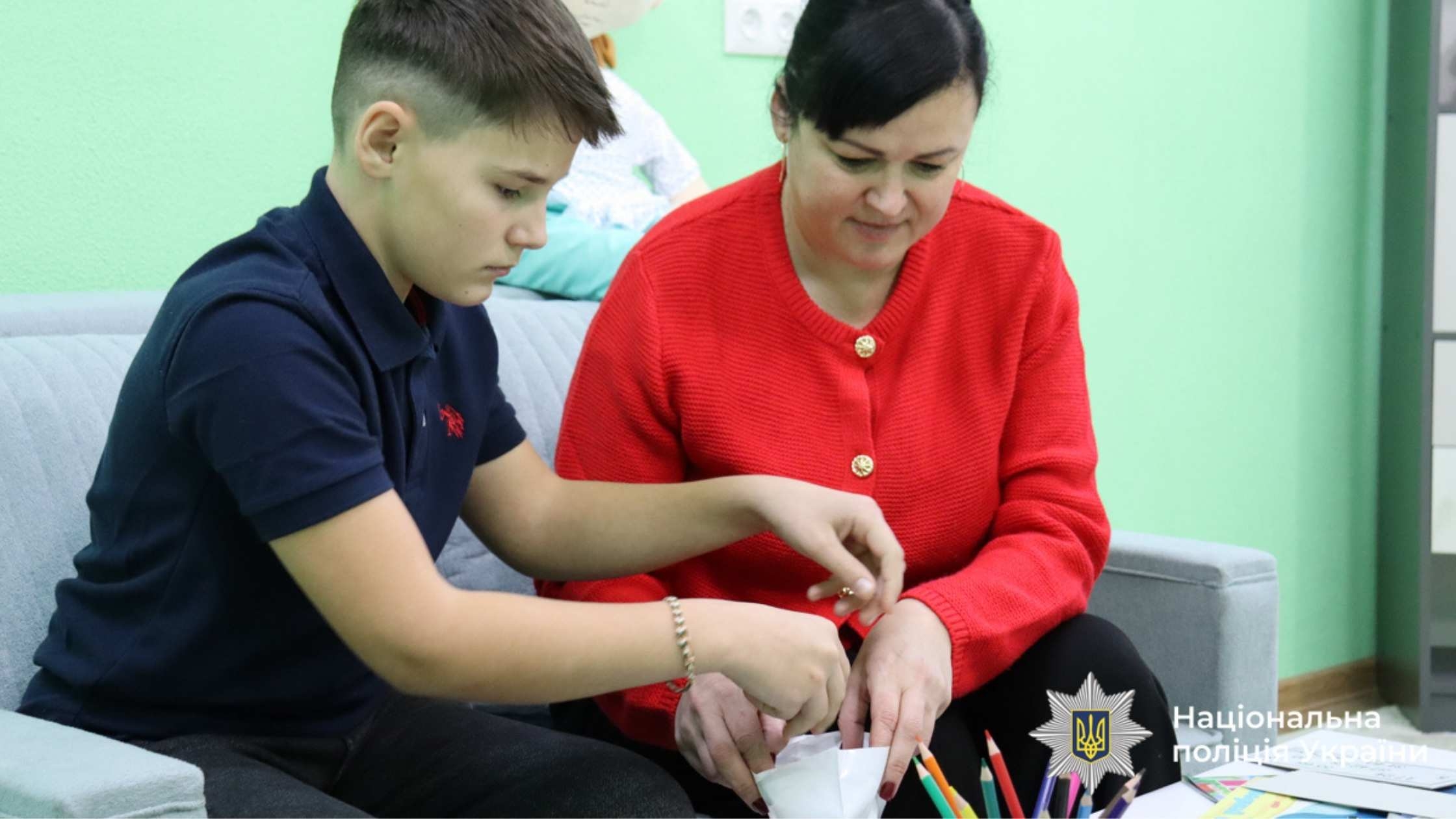 У Гайсинському районі відкрили спеціально облаштований простір для роботи з дітьми вразливих категорій, які стали свідками або постраждали від правопорушень чи насильства. Про це 28 грудня інформує відділ комунікації поліції Вінницької області. Приміщення створене з урахуванням психологічних потреб дітей: затишна атмосфера, зручні меблі, іграшки та творчі матеріали допомагають знизити рівень стресу та налагодити довірливе спілкування з правоохоронцями та психологами, - йдеться у повідомленні. Заступник начальника Управління превентивної діяльності ГУНП у Вінницькій області Іван Говдаш зазначив: Під час роботи з дітьми застосовуються спеціальні методики, які враховують їхній вік та емоційний стан. Це дозволяє мінімізувати психологічне навантаження та забезпечити ефективну і коректну комунікацію. До відкриття простору долучилися Голови міської та селищних рад, працівники ювенальної превенції, керівники відділів та відділень місцевої поліції, начальники відділу освіти та служби у справах дітей. Наше завдання – зробити так, щоб кожна дитина почувалася у безпеці навіть у складних життєвих обставинах. Саме для цього у Бершадському відділі поліції створили кімнату, де спілкування з правоохоронцями та фахівцями відбувається у комфортних умовах. Дякуємо органам місцевої влади за підтримку в створенні такого середовища для дітей, - підкреслив начальник Гайсинського райуправління поліції Михайло Тарасюк.