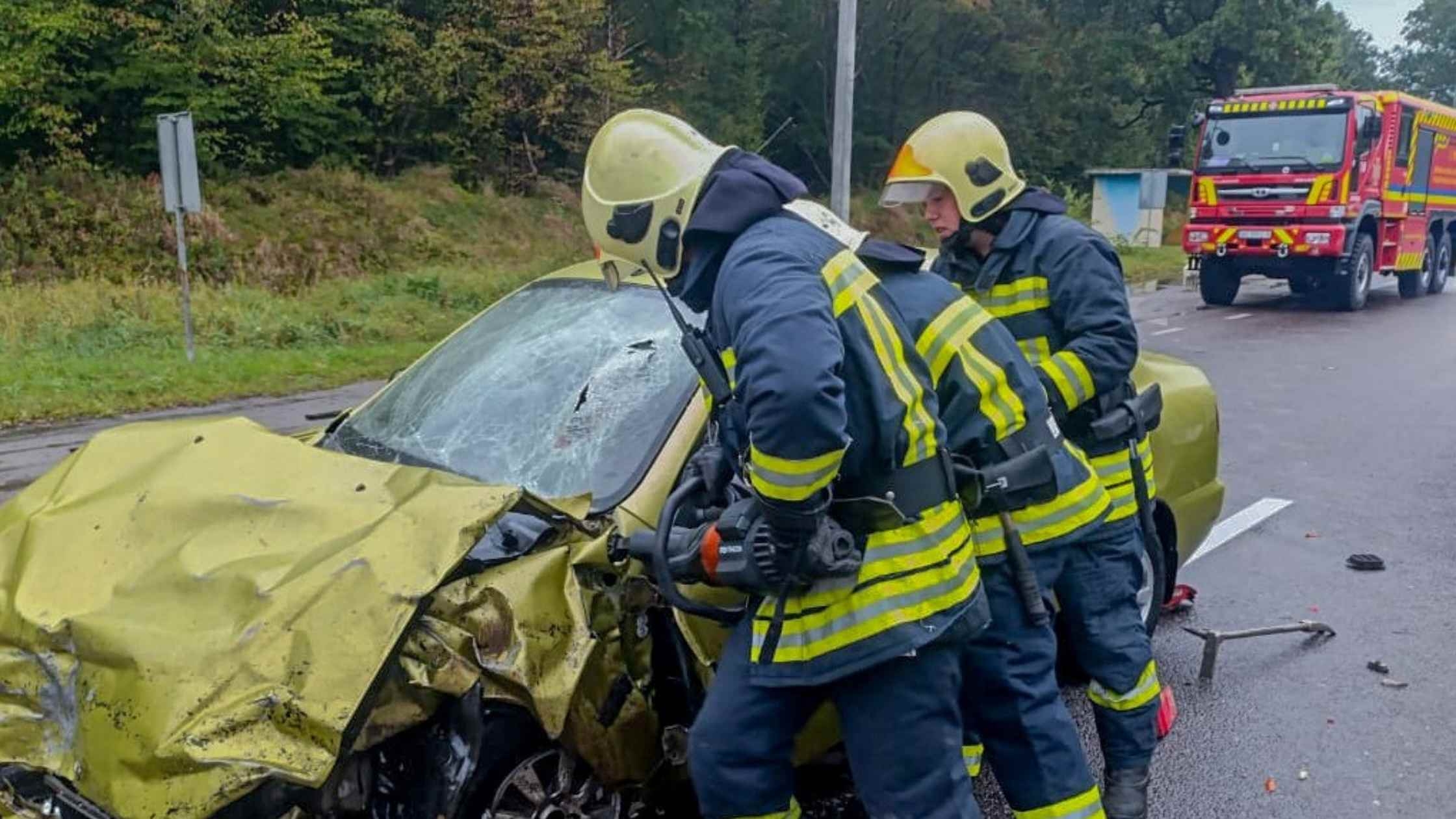 У ДТП на Вінниччині загинув водій, іншого рятувальникам довелось деблокувати з авто