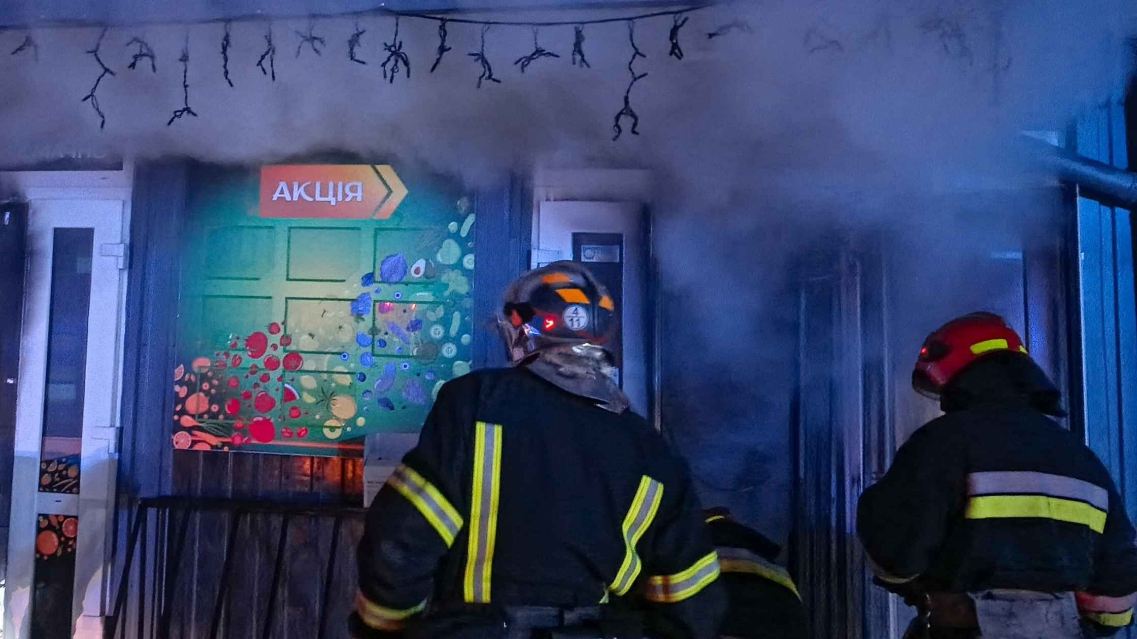 У Гайсині горіло кафе: щоб загасити вогонь, викликали чотири пожежних підрозділи