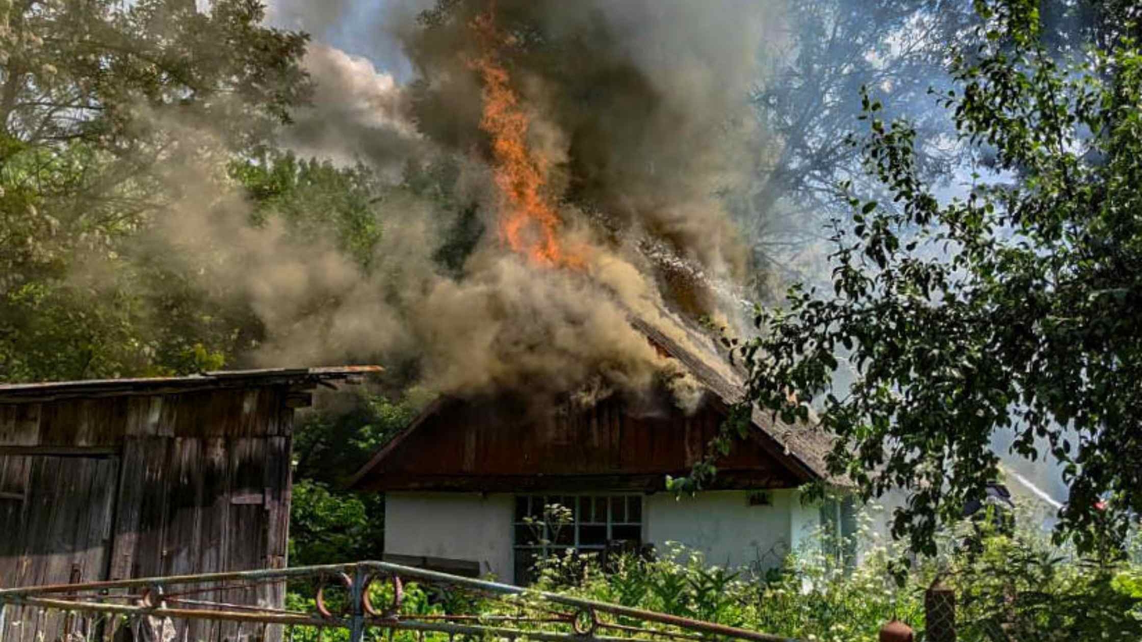 У Калинівській громаді полум'я охопило дві господарські споруди
