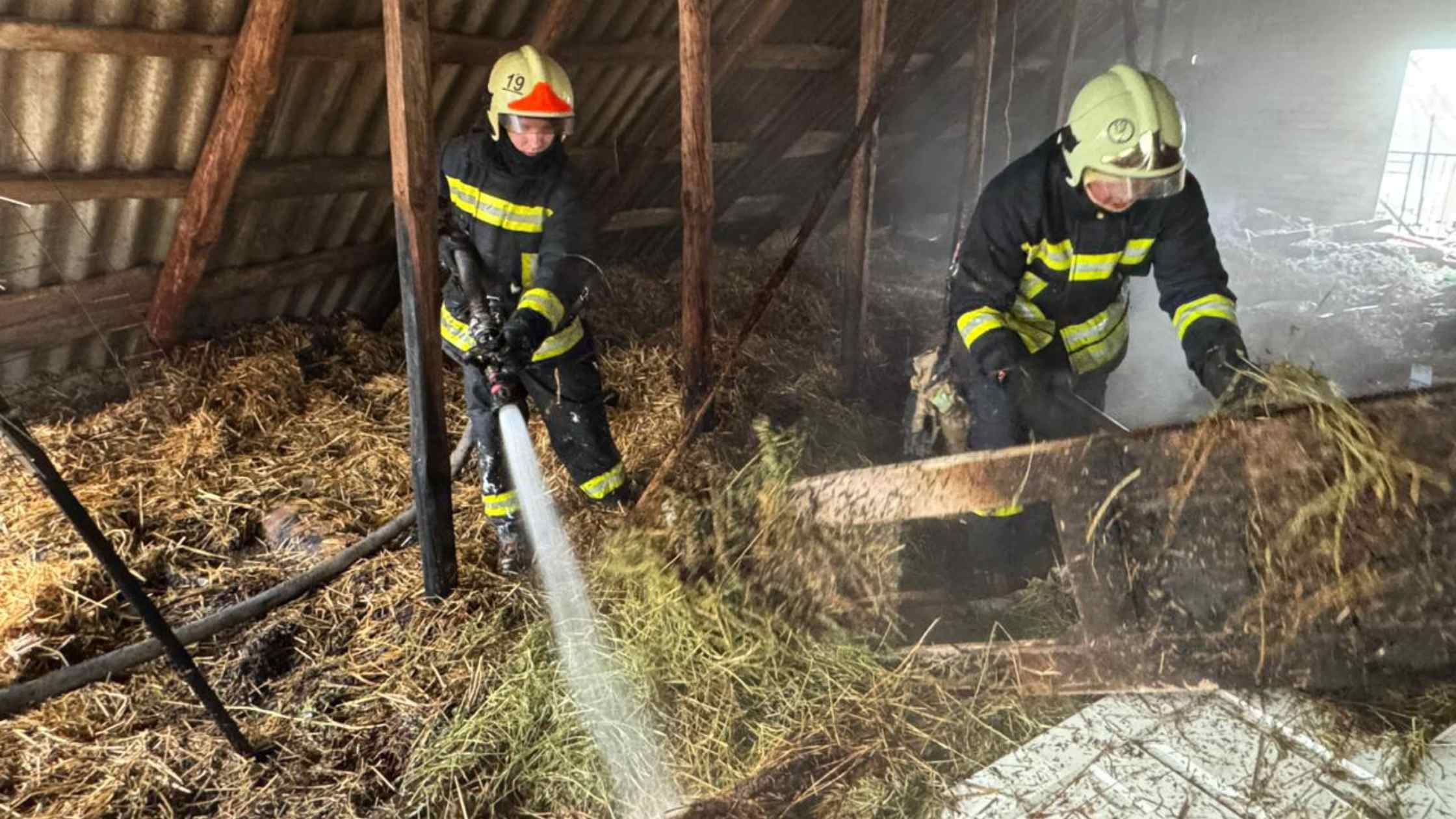 У Калинівській громаді згоріла покрівля будинку, тонна сіна й пів тонни соломи