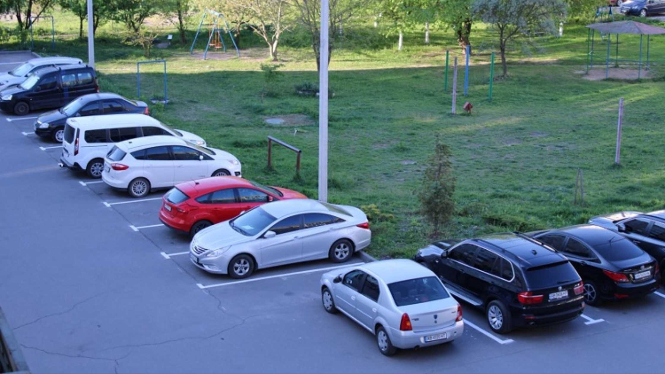 У Калинівці оновлюють дорожні розмітки та дорожні знаки